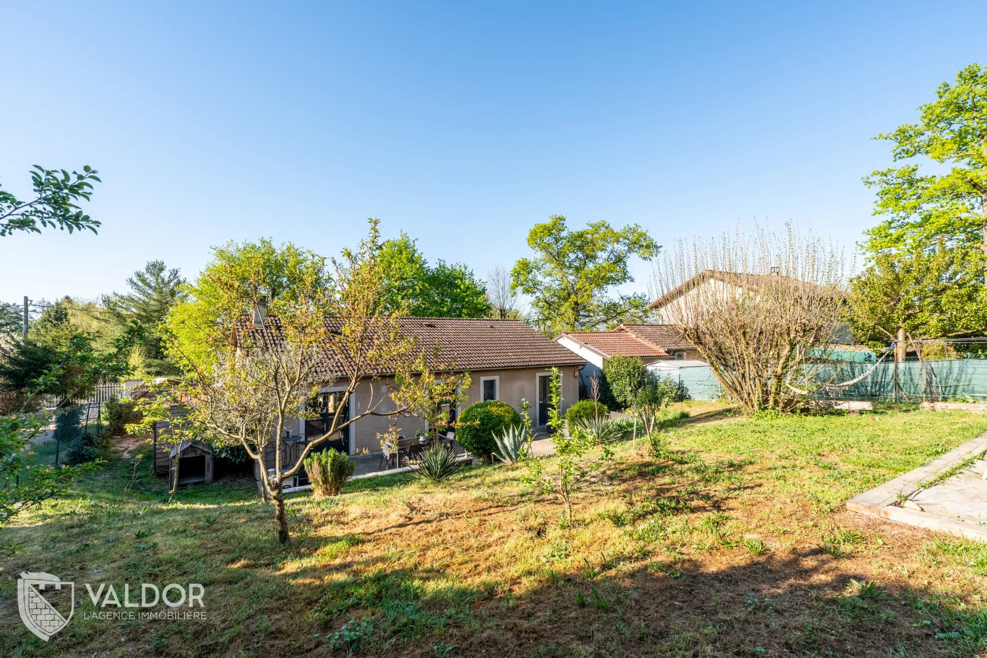 Maison familiale de plain-pied  et proche centre du village
