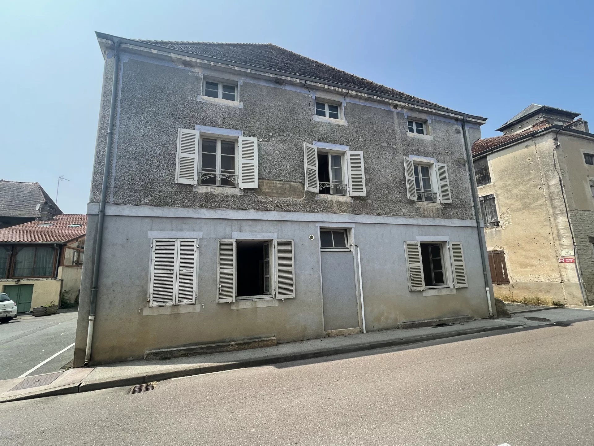 Immeuble en pierre, coeur de village, idéal investisseur