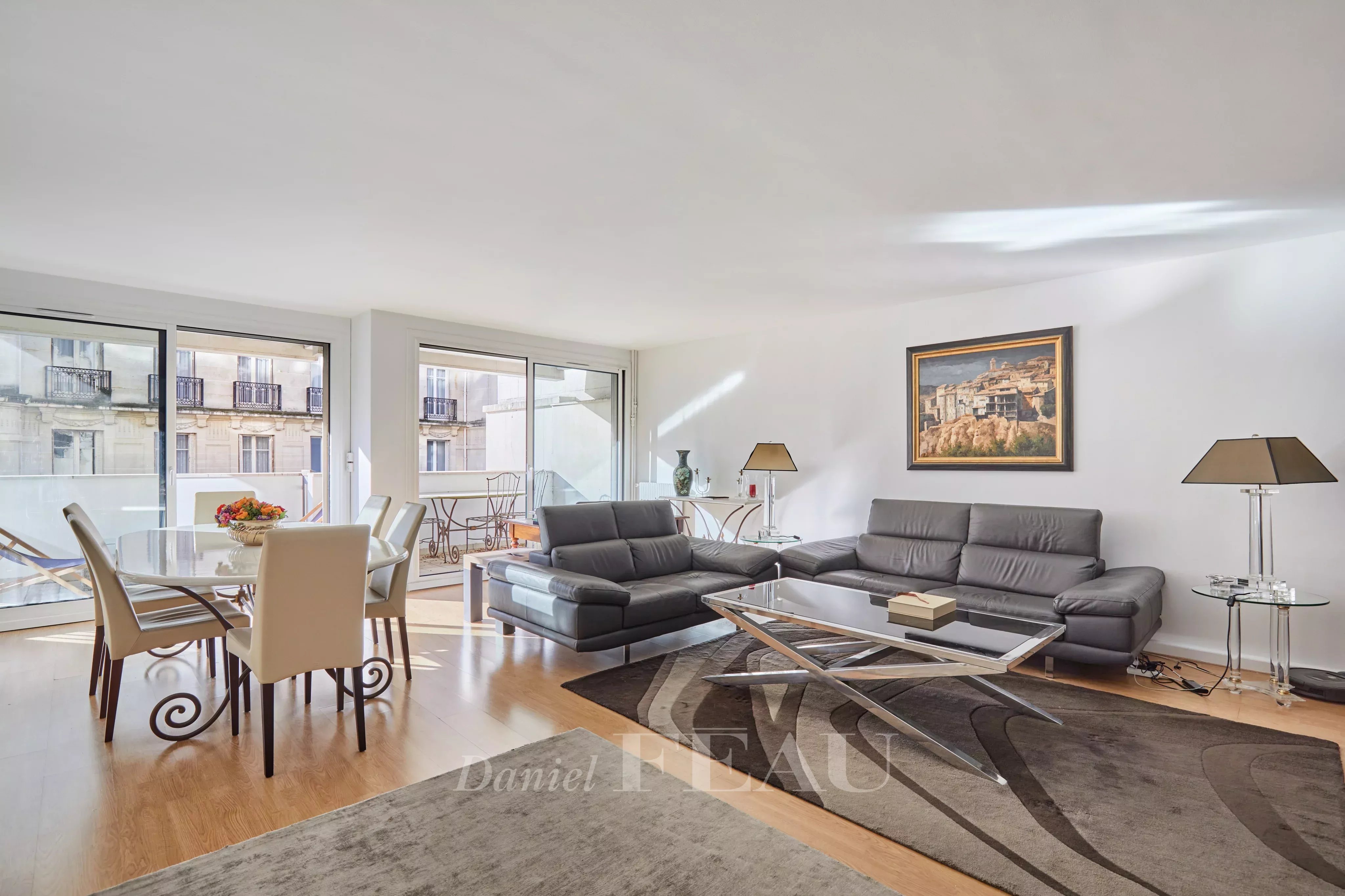 Plein soleil sur la double réception rue de La Tour village de Passy