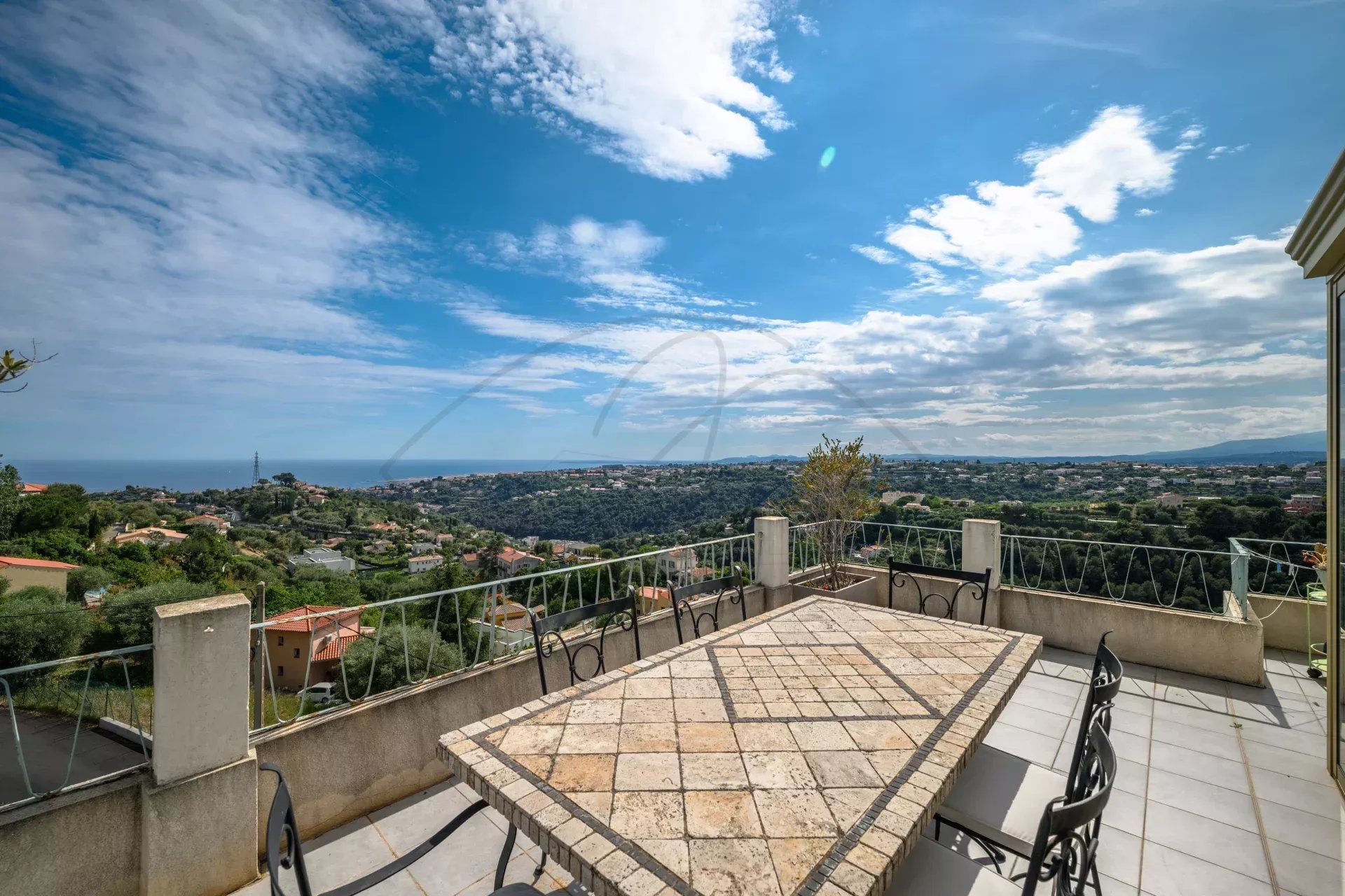 ALPES MARITIMES - NICE (06) - ST PIERRE DE FERIC : VENTE GRAND 2 PIECES AVEC TERRASSE, LOGGIA, PARKING ET CAVE