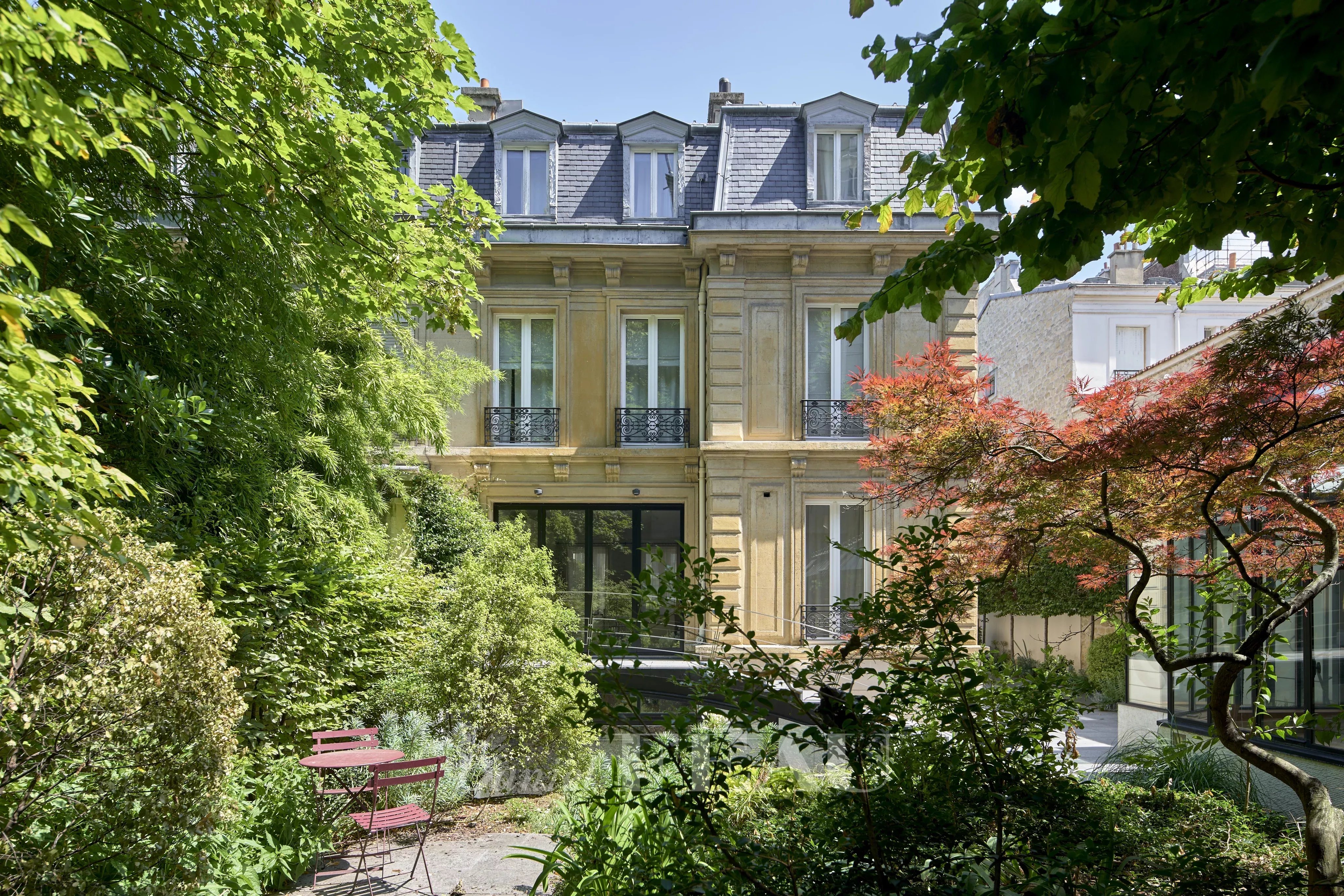 Paris 16th District –  A magnificent private mansion