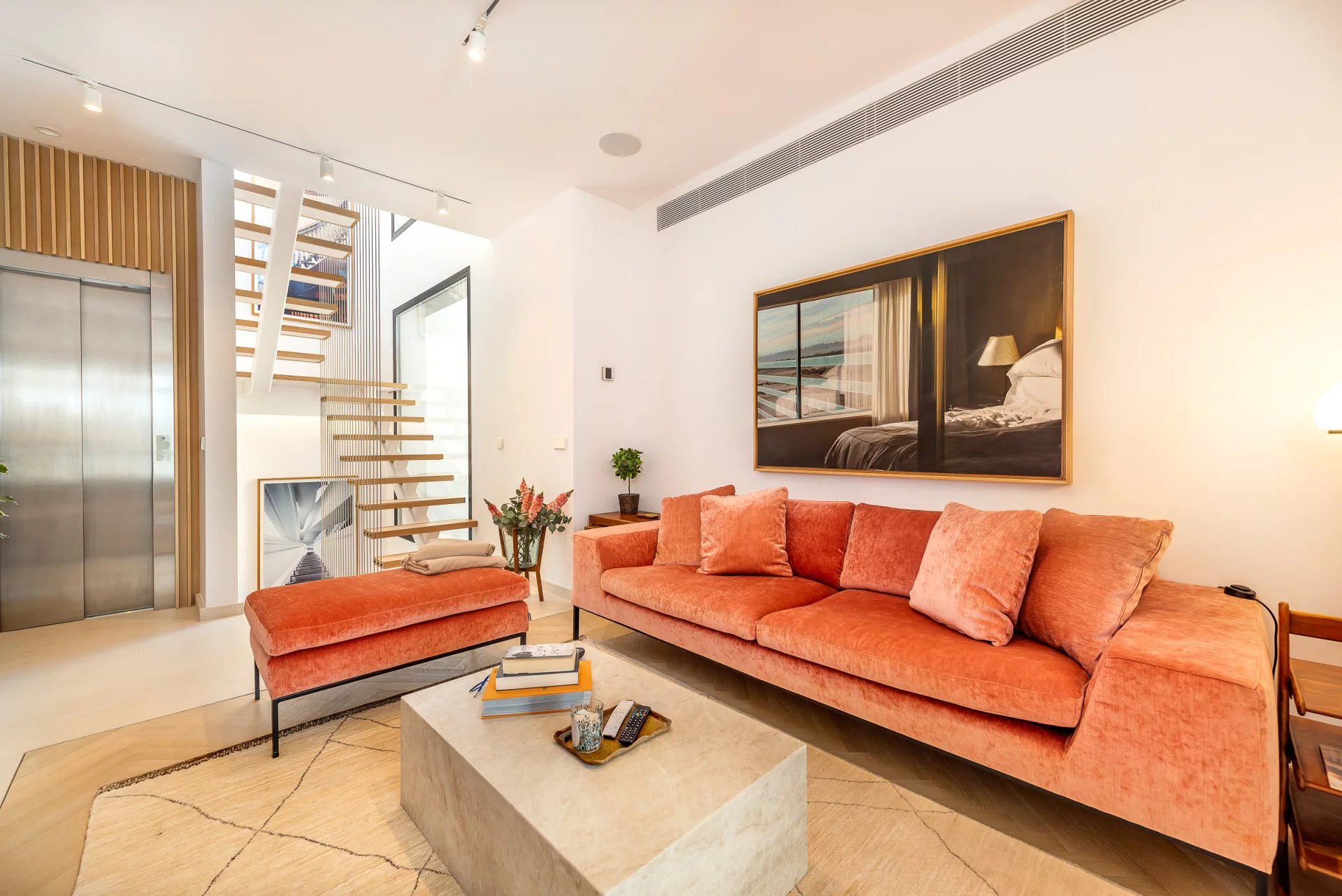 Stunning Townhouse with Spa, Pool and Lift