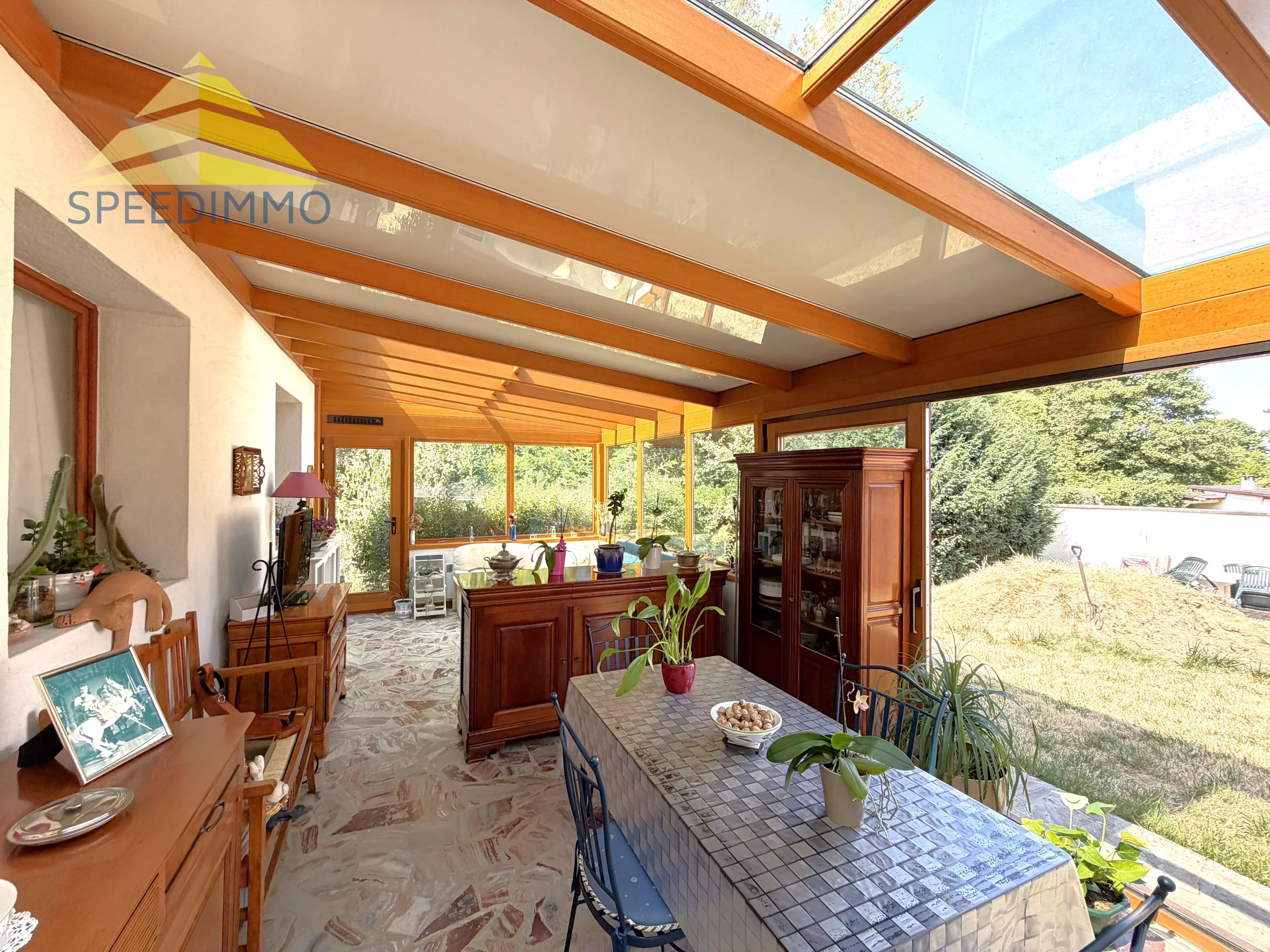 À louer meublée – Belle maison familiale de 4 chambres avec véranda et sous-sol total