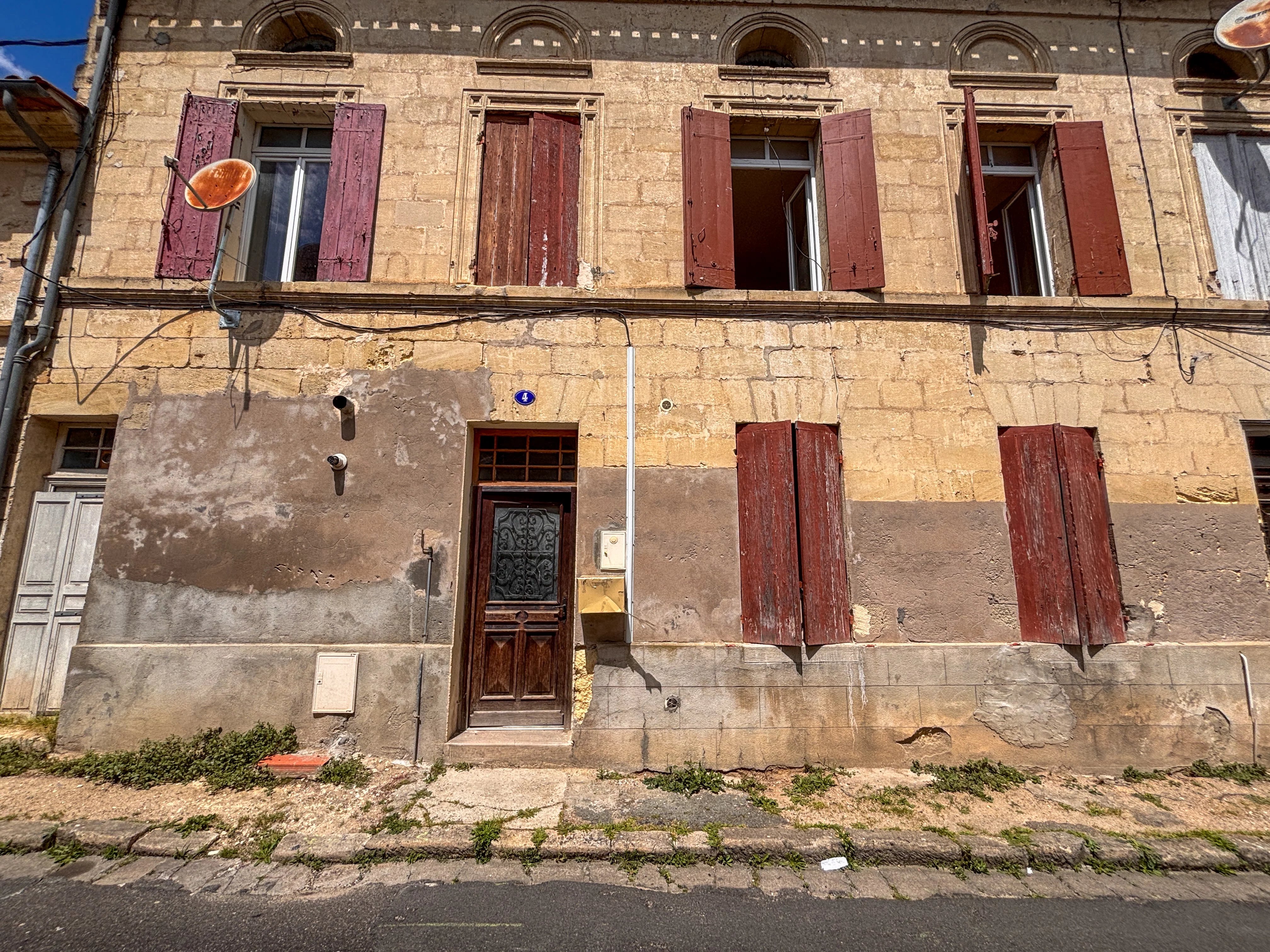 CASTILLON LA BATAILLE : Maison de ville en pierre à rénover