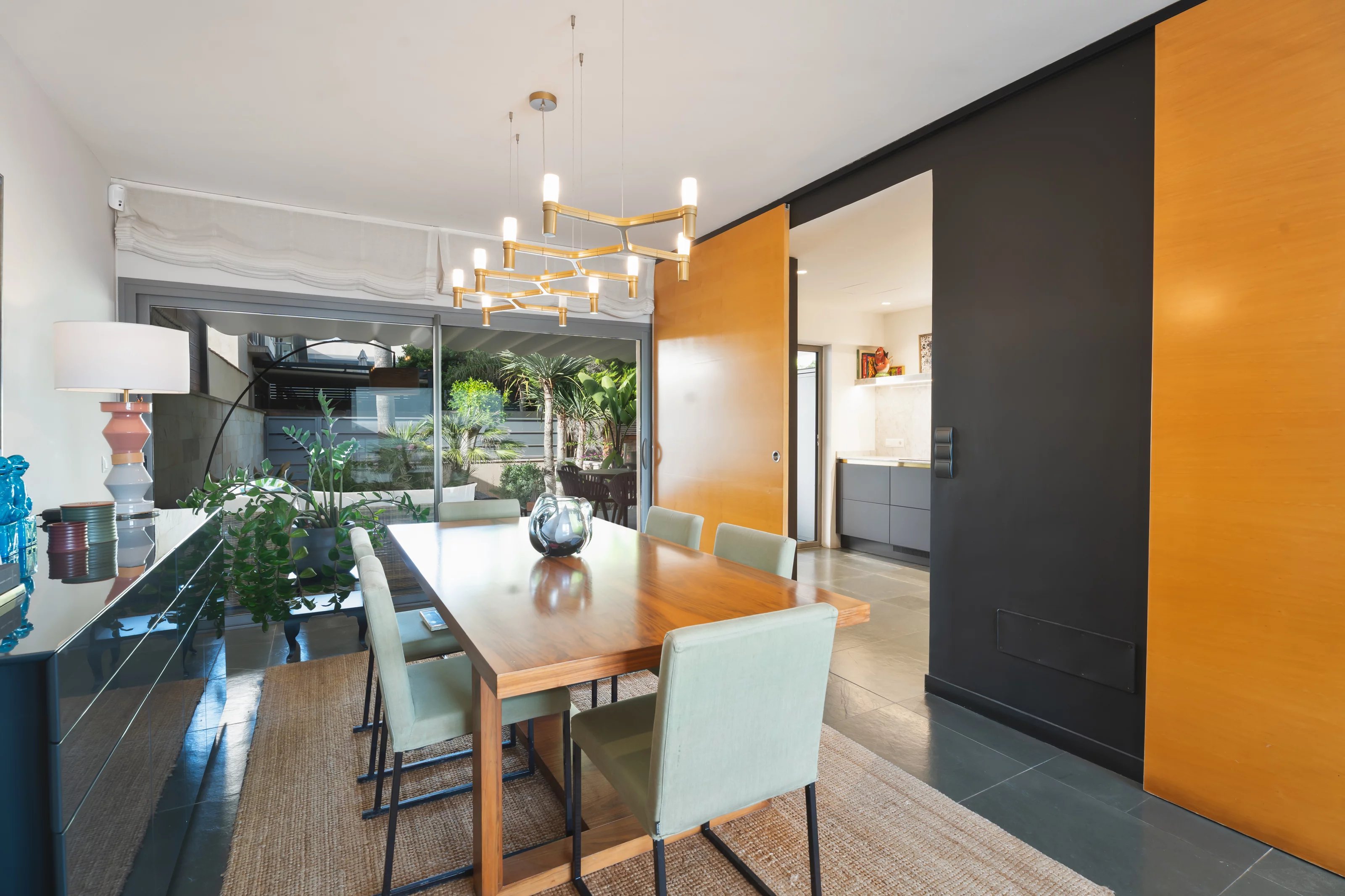 Frontline Townhouse for rent in the Highly Sought-After Molinar area in Palma
