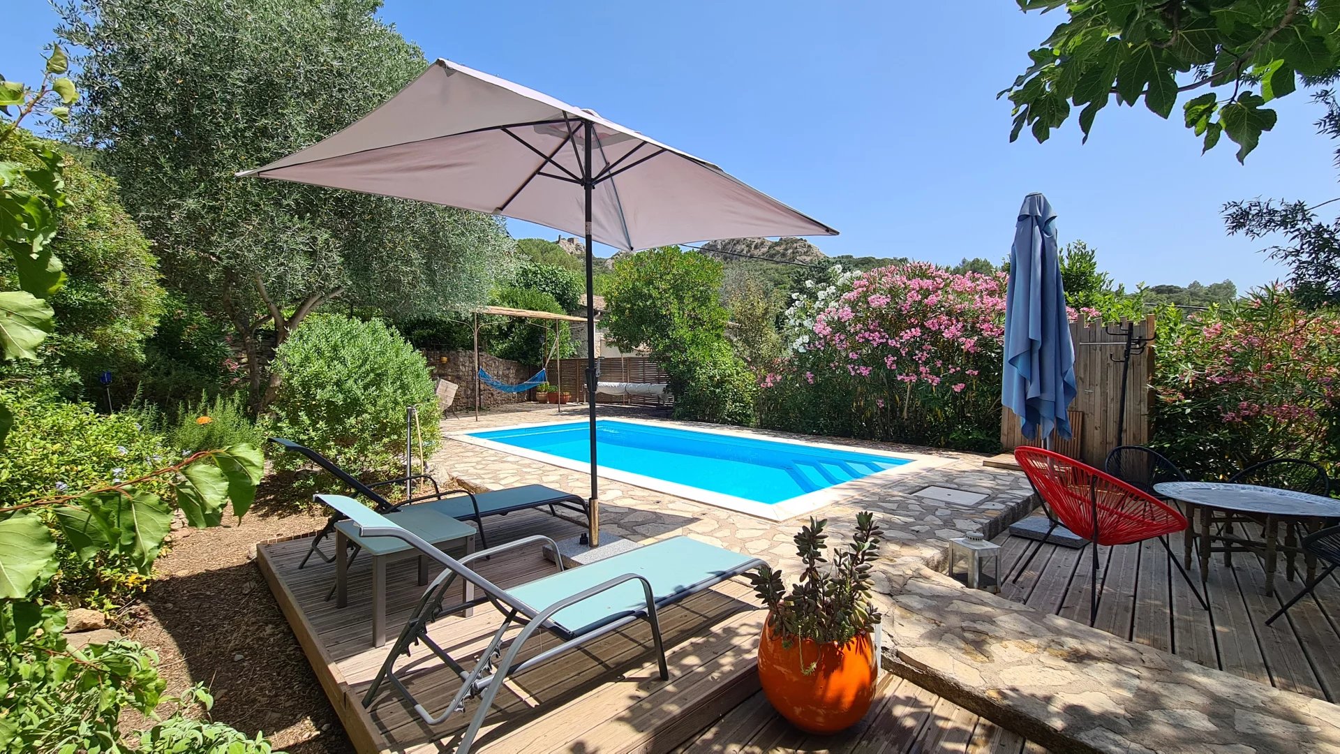 Charmante Maison de Vacances en Pierre avec Piscine et Studio – Cadre Paisible avec Lac à Proximité