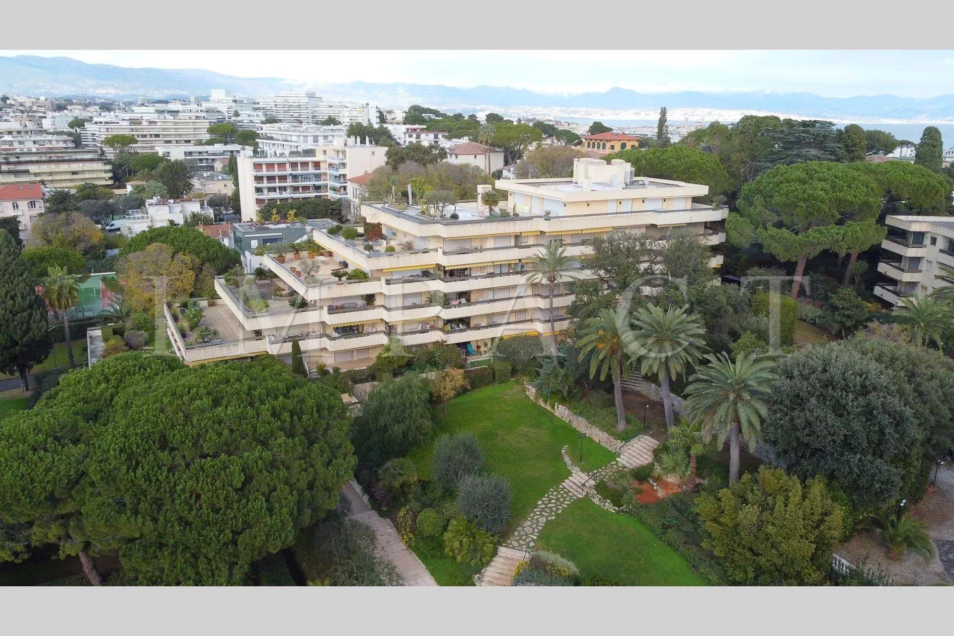 Juan-les-Pins – Stunning Garden-Level Apartment for Sale in a Prestigious Residence