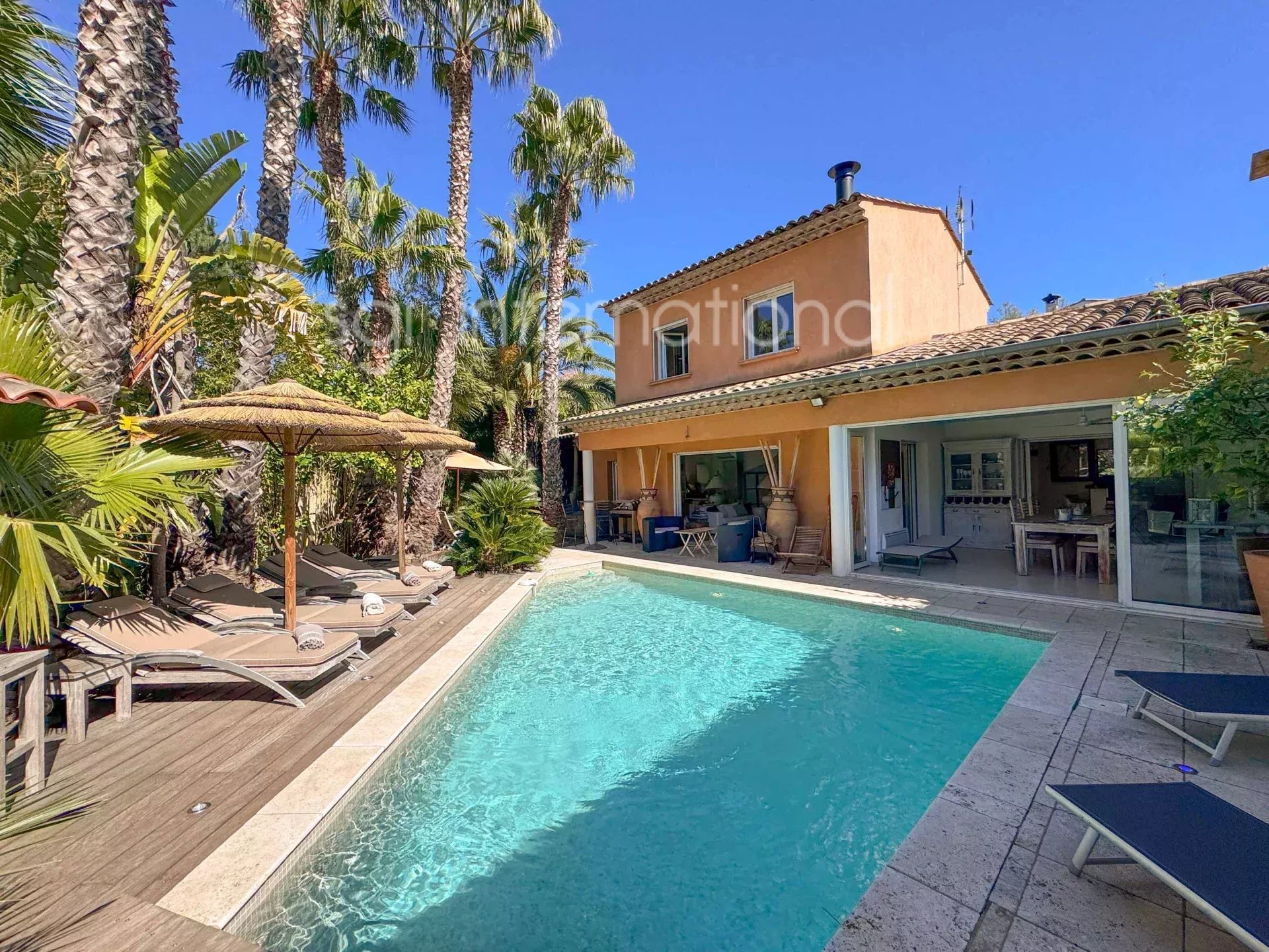 Sainte-Maxime: magnificent villa 1.5km from the town center.