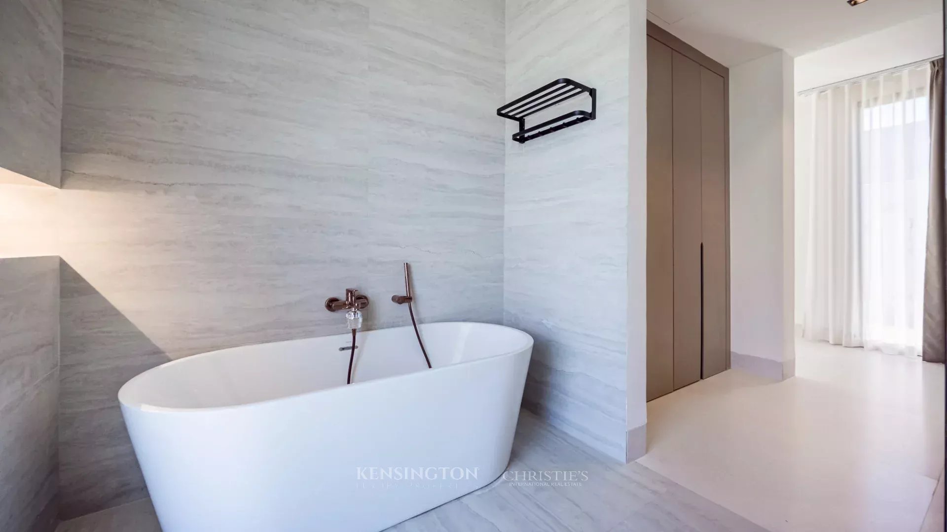 6 Bedroom Villa/Townhouse's Image 24