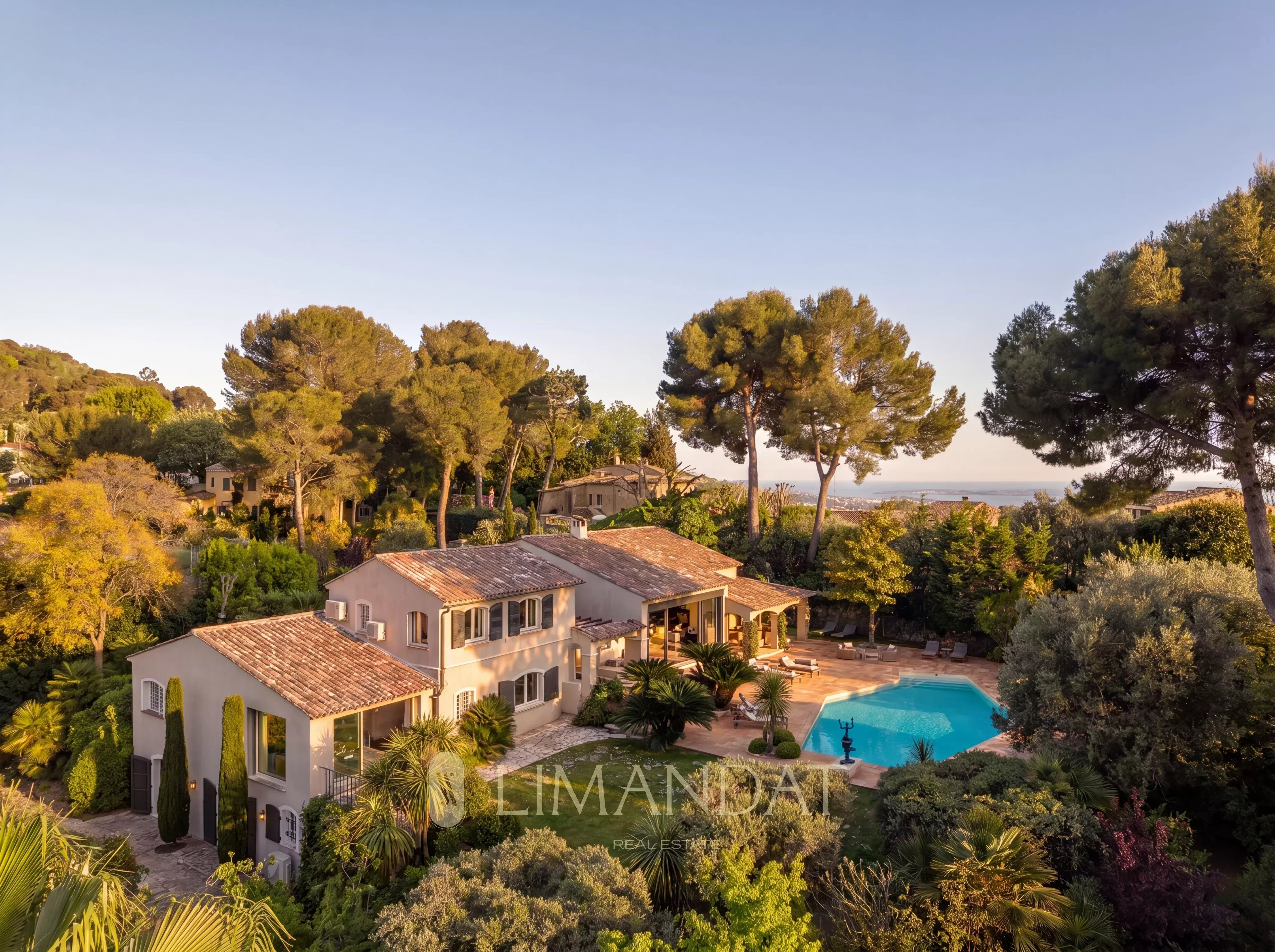 Location longue durée | Mougins – Villa néo-provençale 5 suites, piscine, parc paysager 3 500 m²