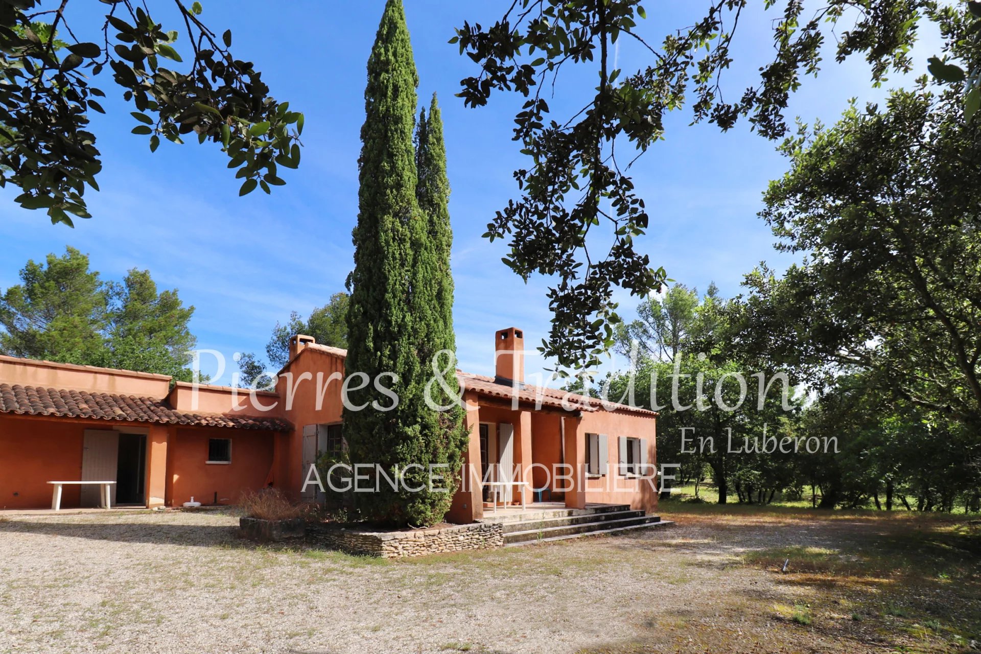 Luberon, Roussillon house with 5000 m² of land and swimming pool