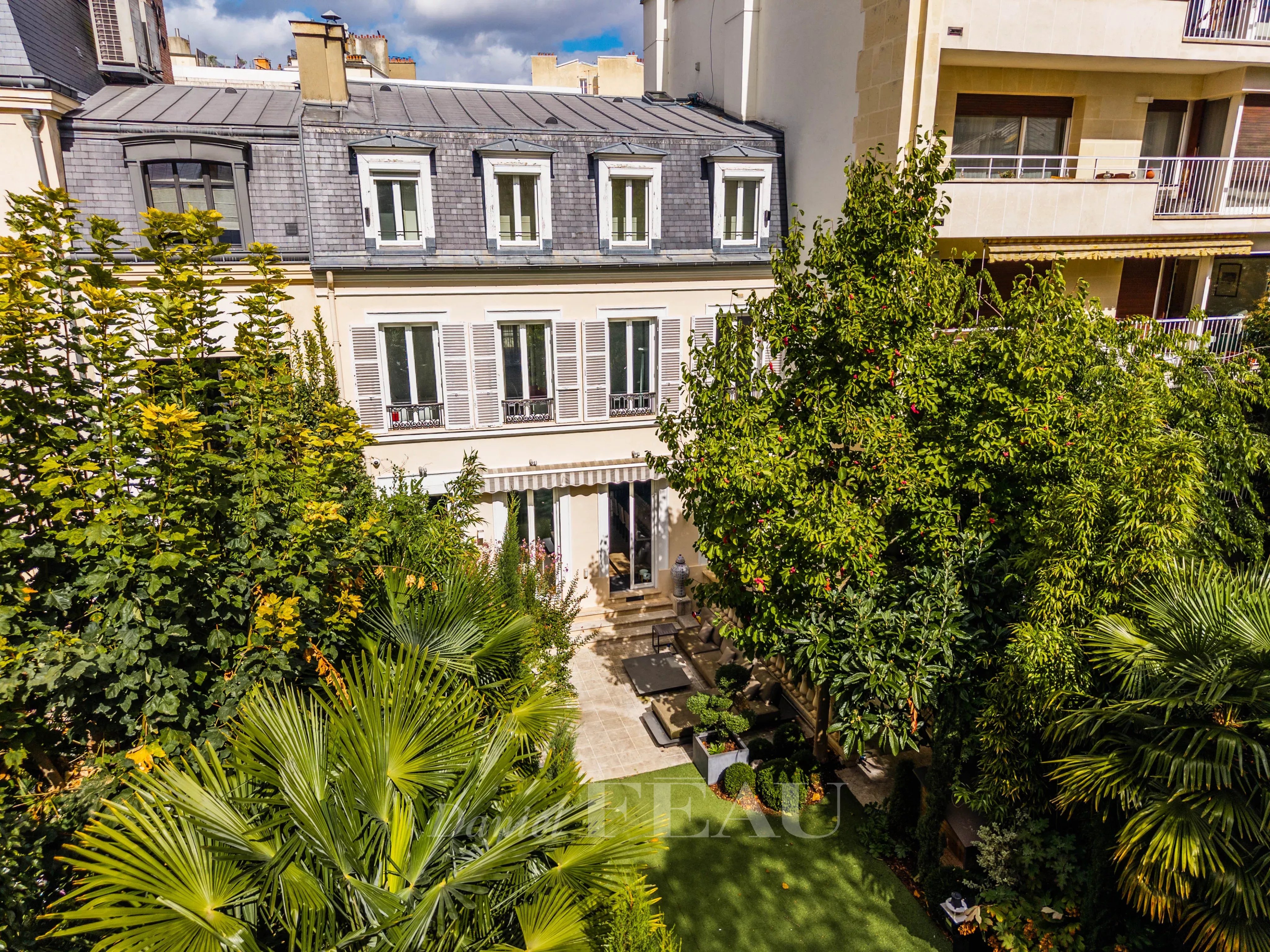 Neuilly-sur-Seine  -  A superb 5-bed private mansion with a garden