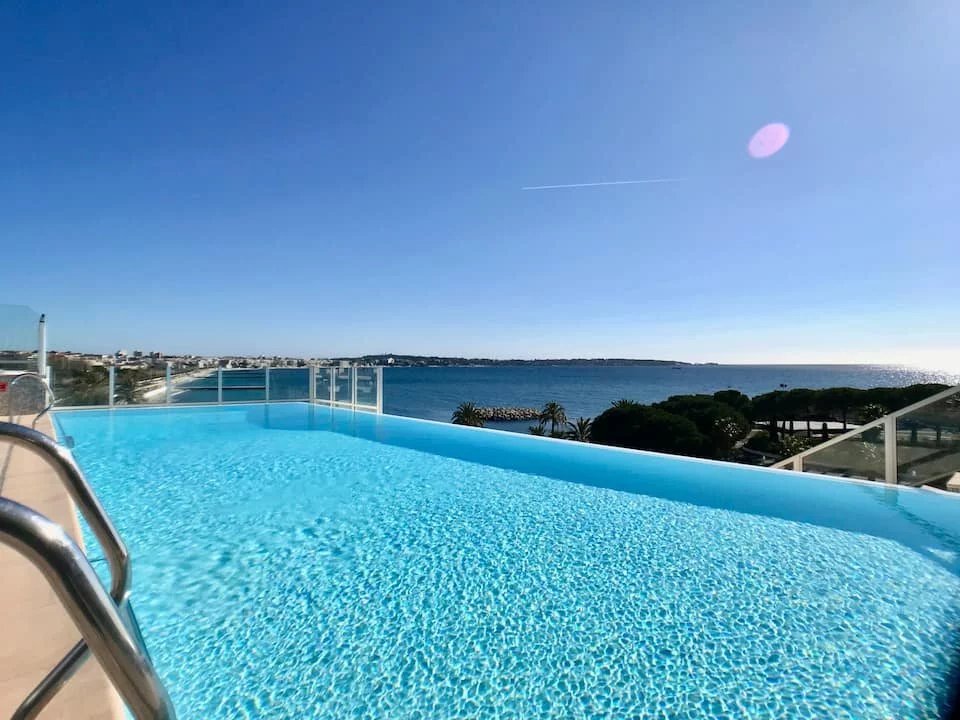 Golfe-Juan – Élégant appartement avec jardin, vaste terrasse et vue mer au sein d’une résidence de prestige