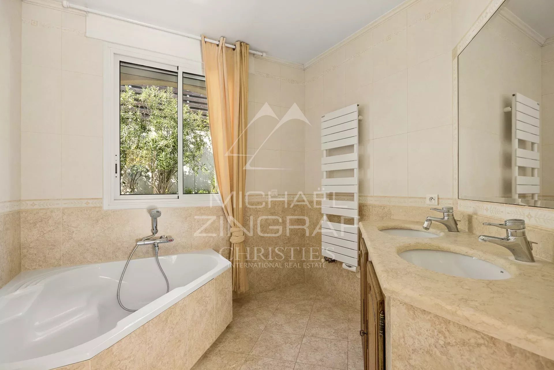 4 Bedroom Villa/Townhouse's Image 5