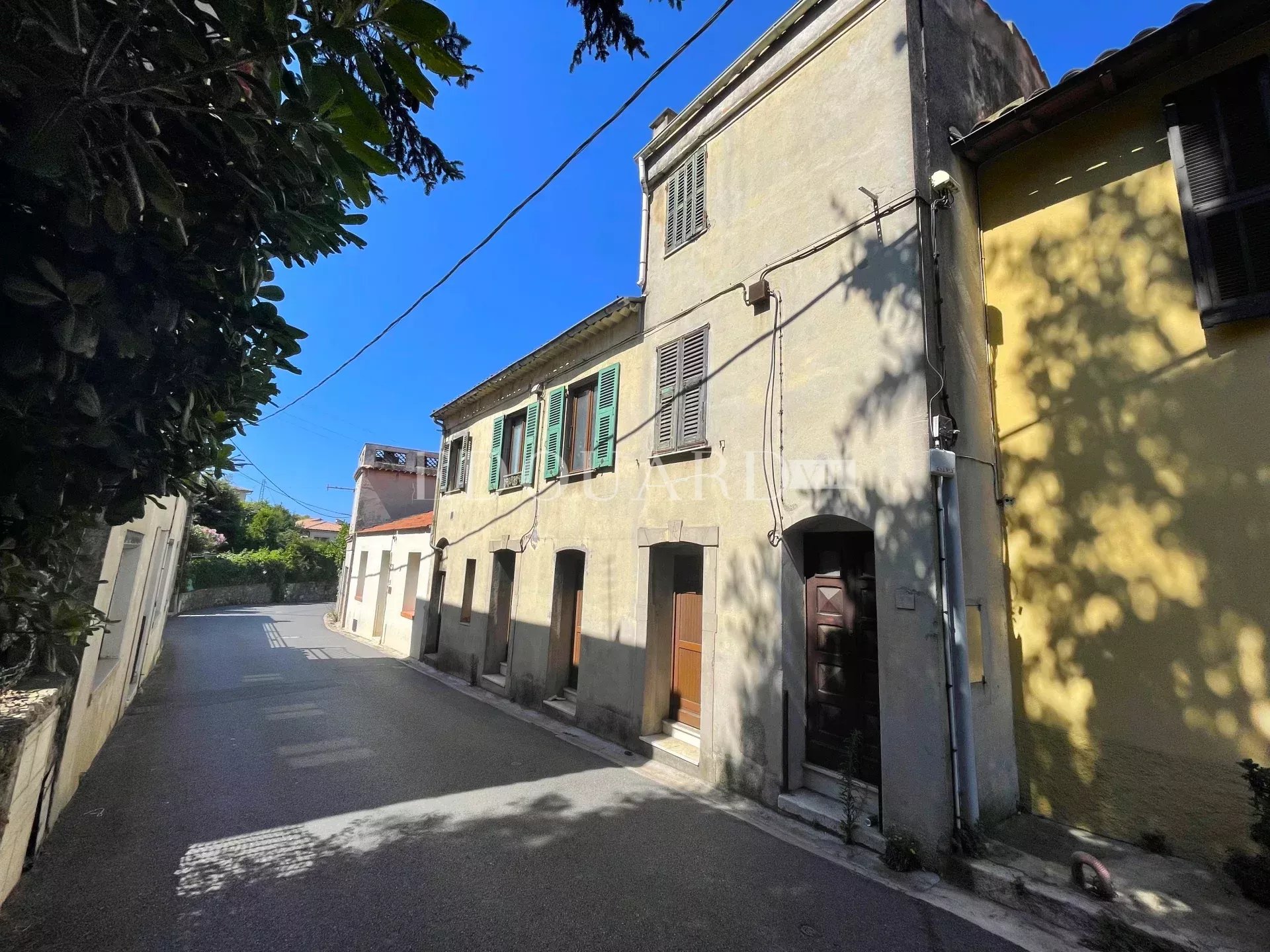 Proche du centre de La Turbie, à vendre maison de village de 180 m² à rénover, divisée en quatre appartements