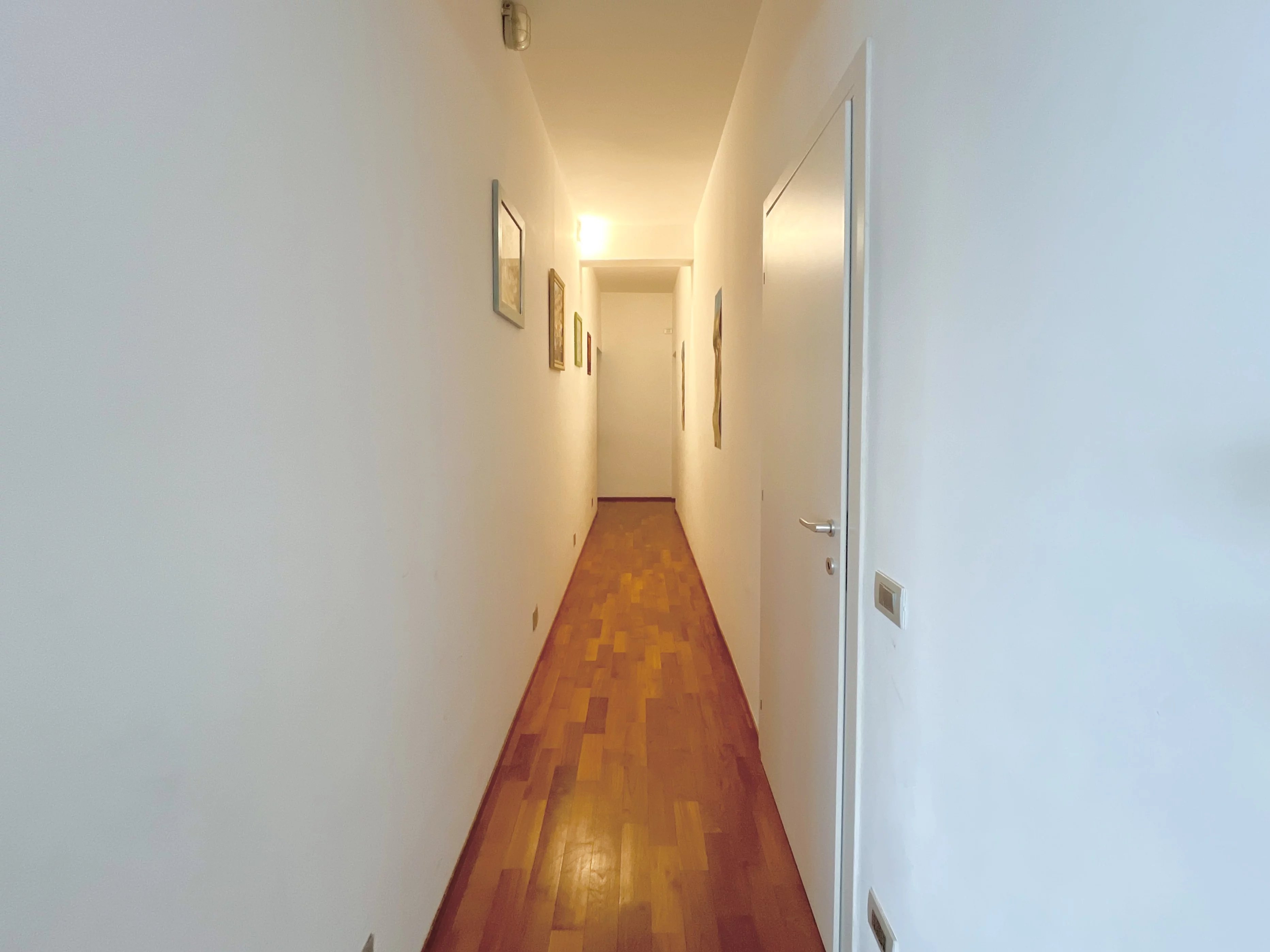 Appartement avec Plafonds Hauts, Baies Vitrées Panoramiques et Jardin Privé au Cœur de Cernobbio - picture 19 title=