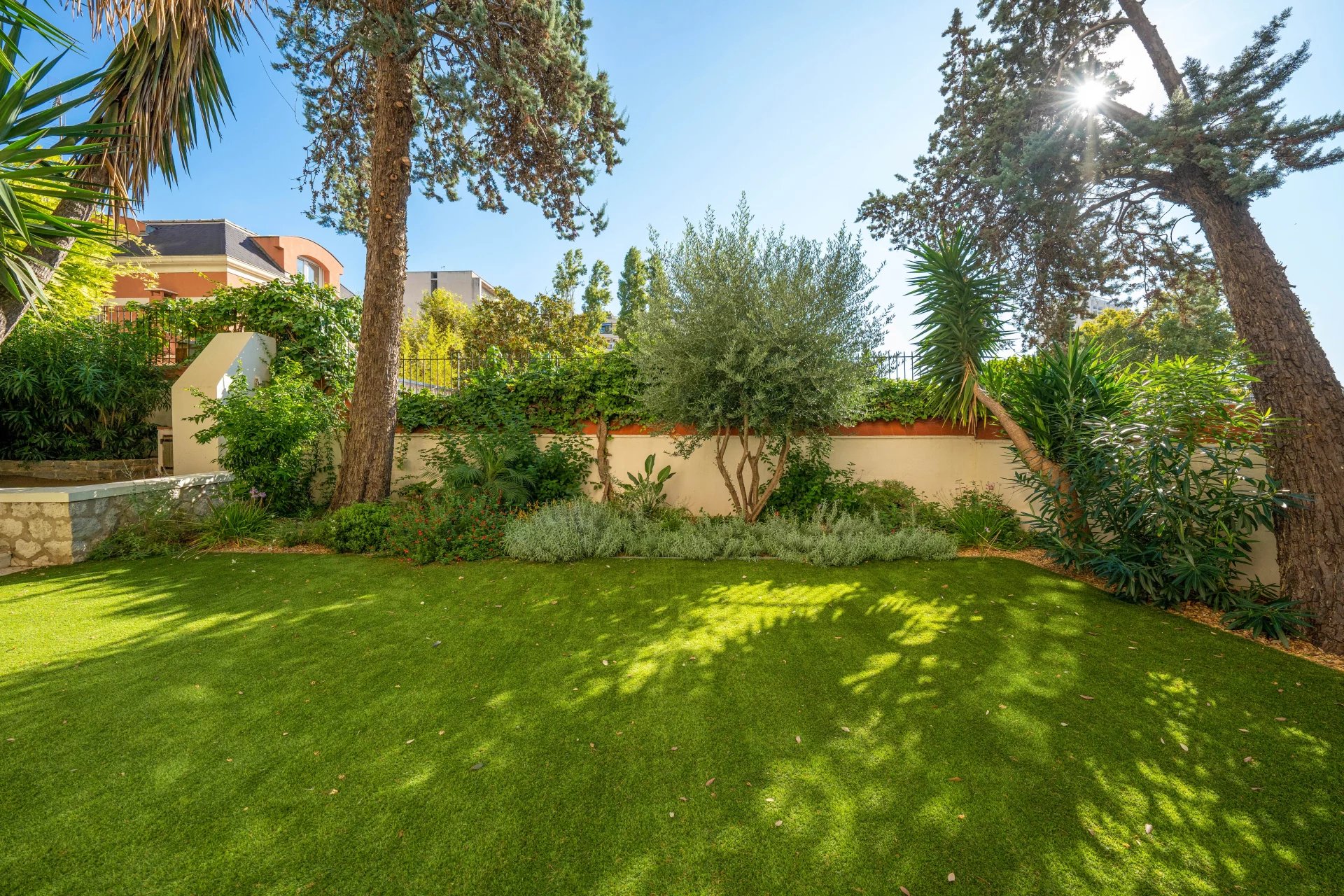 SOLE AGENT - GOLDEN SQUARE EXCEPTIONAL APARTMENT WITH GARDEN