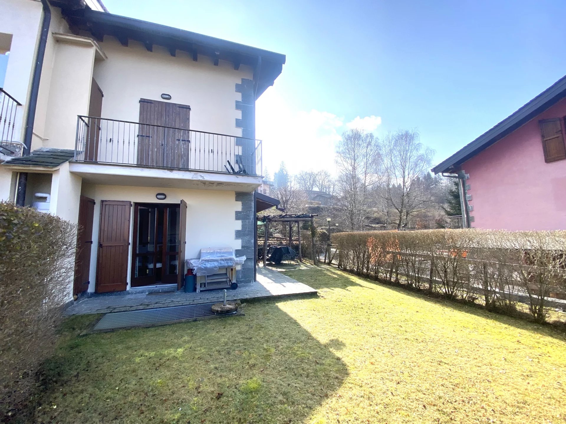 bellissimo bilocale con taverna, box triplo e giardino privato