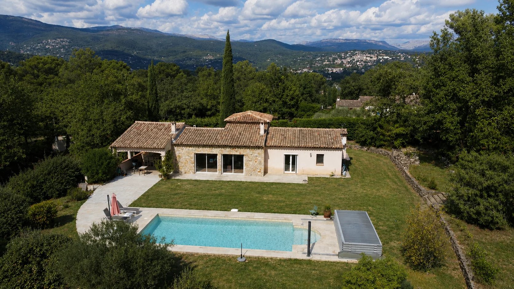 One storey house with pool close to shops - Fayence