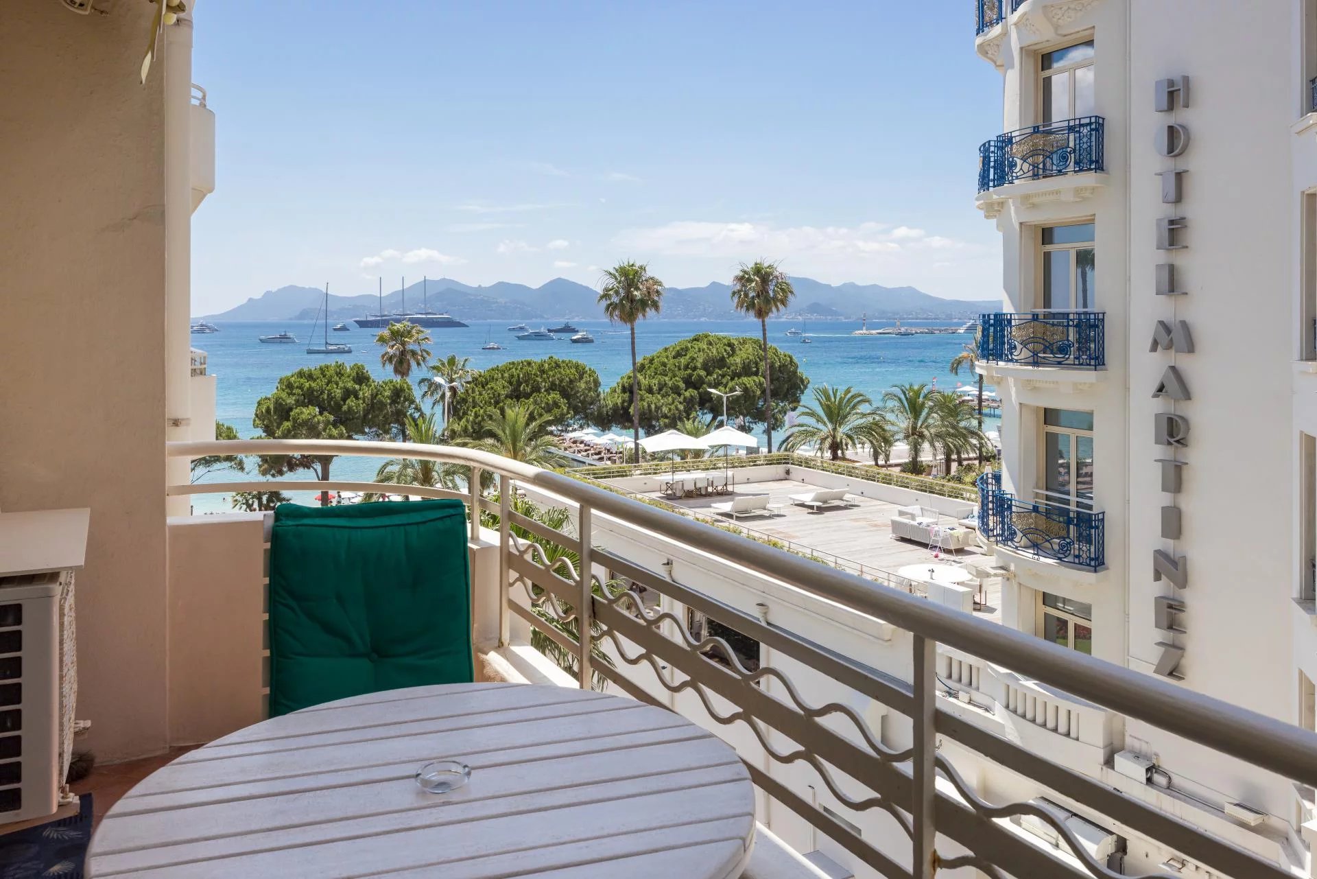 Cannes – Near the Croisette – Exceptional studio apartment with a balcony, partial ocean view, and garage