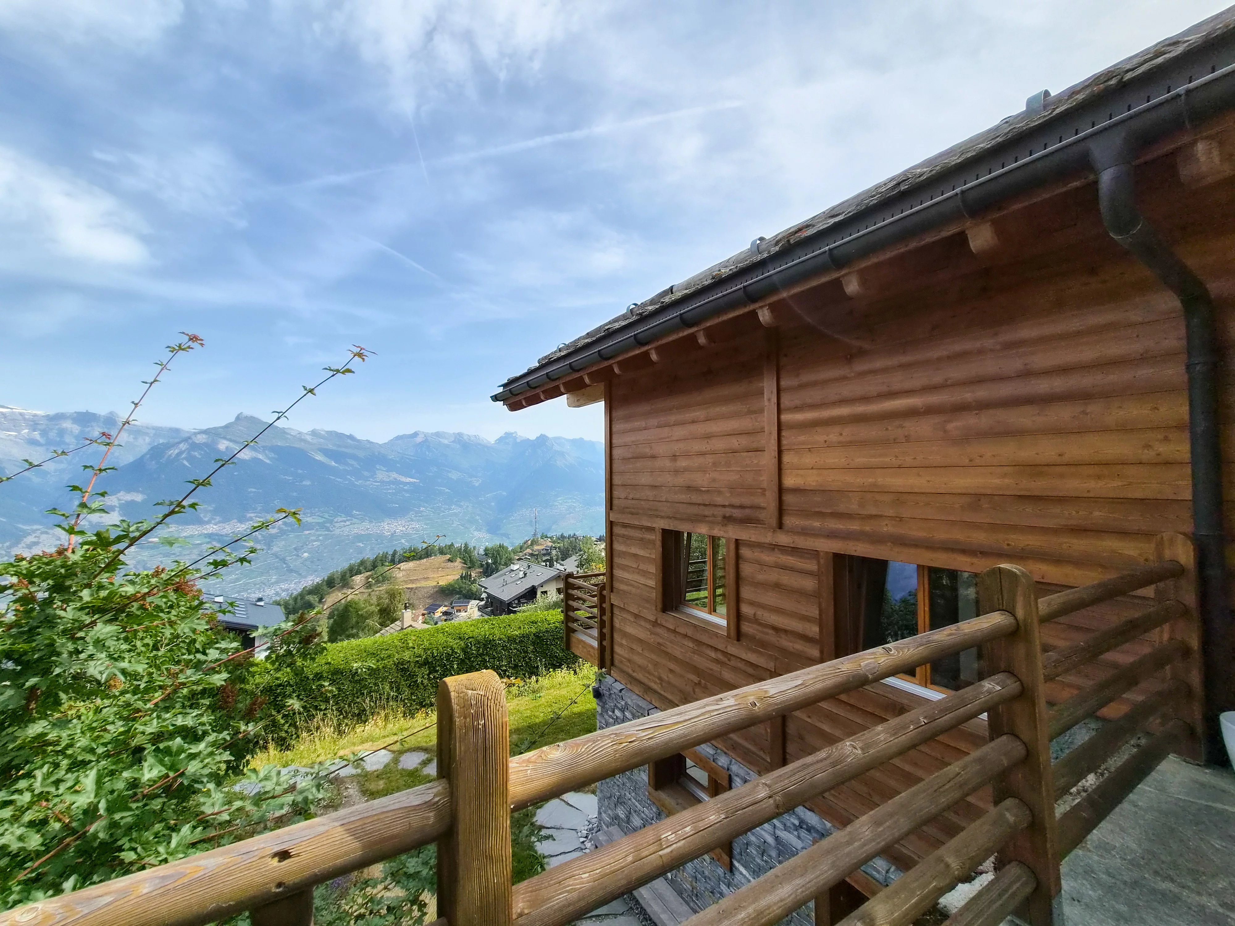 Chalet d'exception au bord du bisse et proche des pistes de skis, à Nendaz !