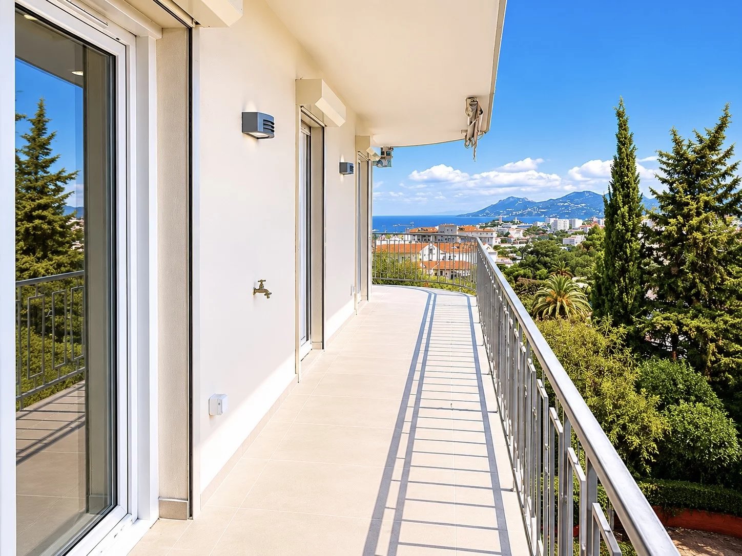 Magnificent 3-room Sea View Fully Renovated Oxford