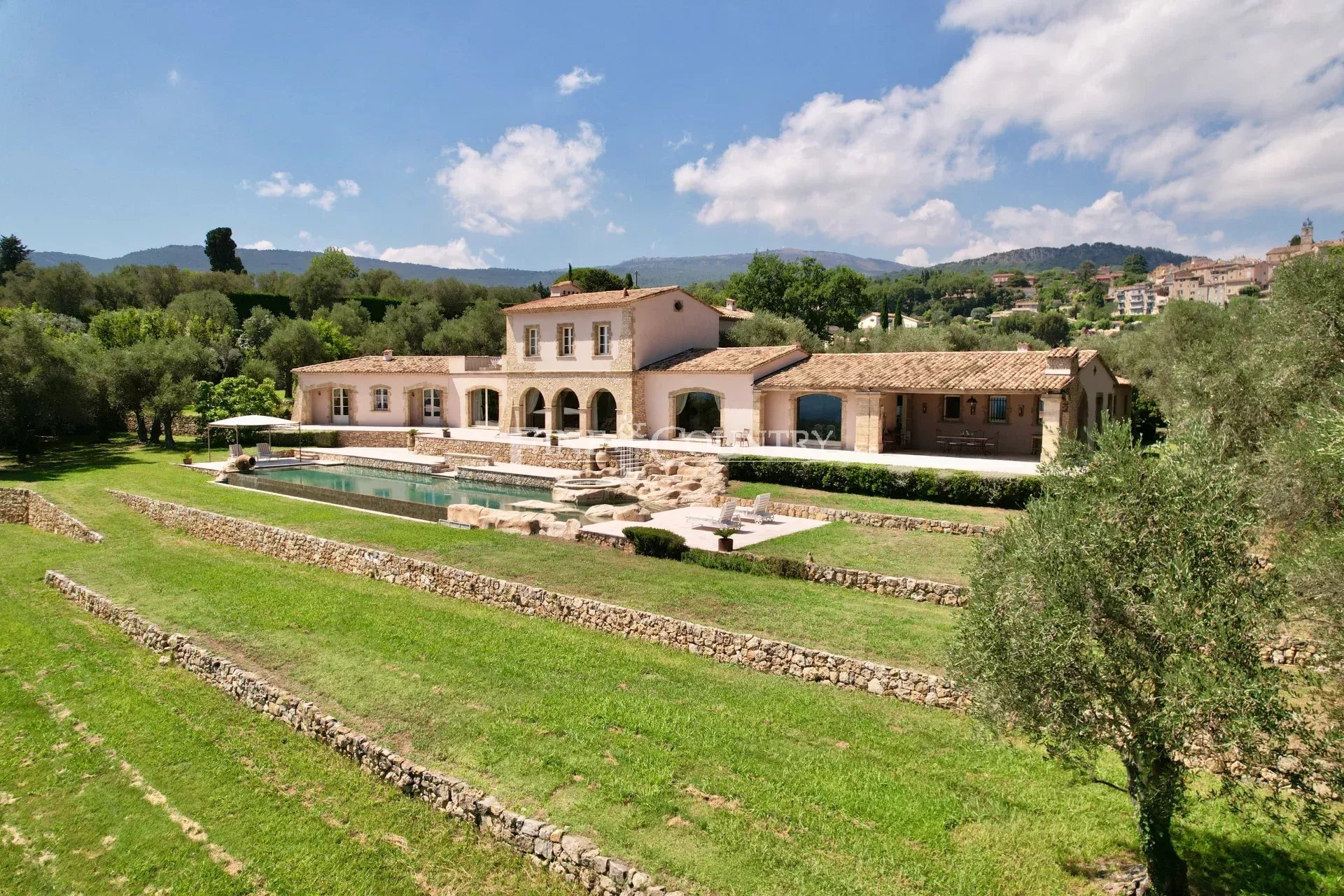 Photo of Villa for sale in Chateauneuf-de-Grasse, Cote d'Azur