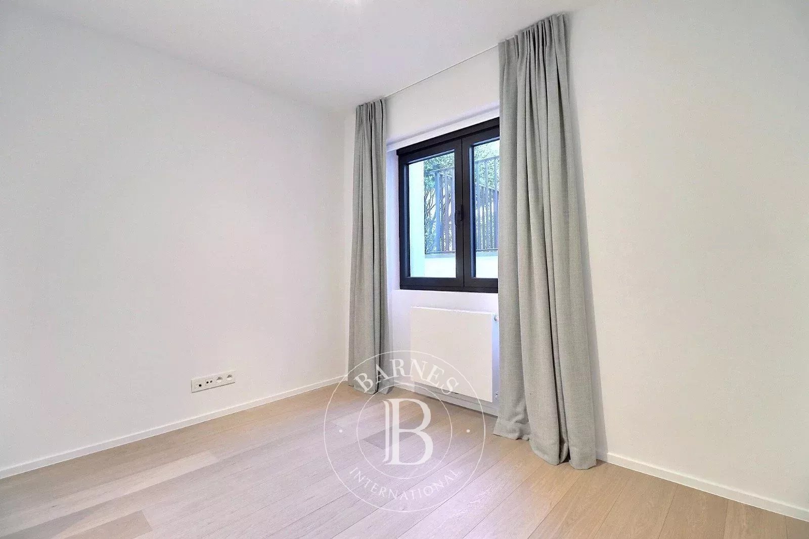 In the heart of Brussels - Renovated duplex 2bed + terrace + parking (optional)