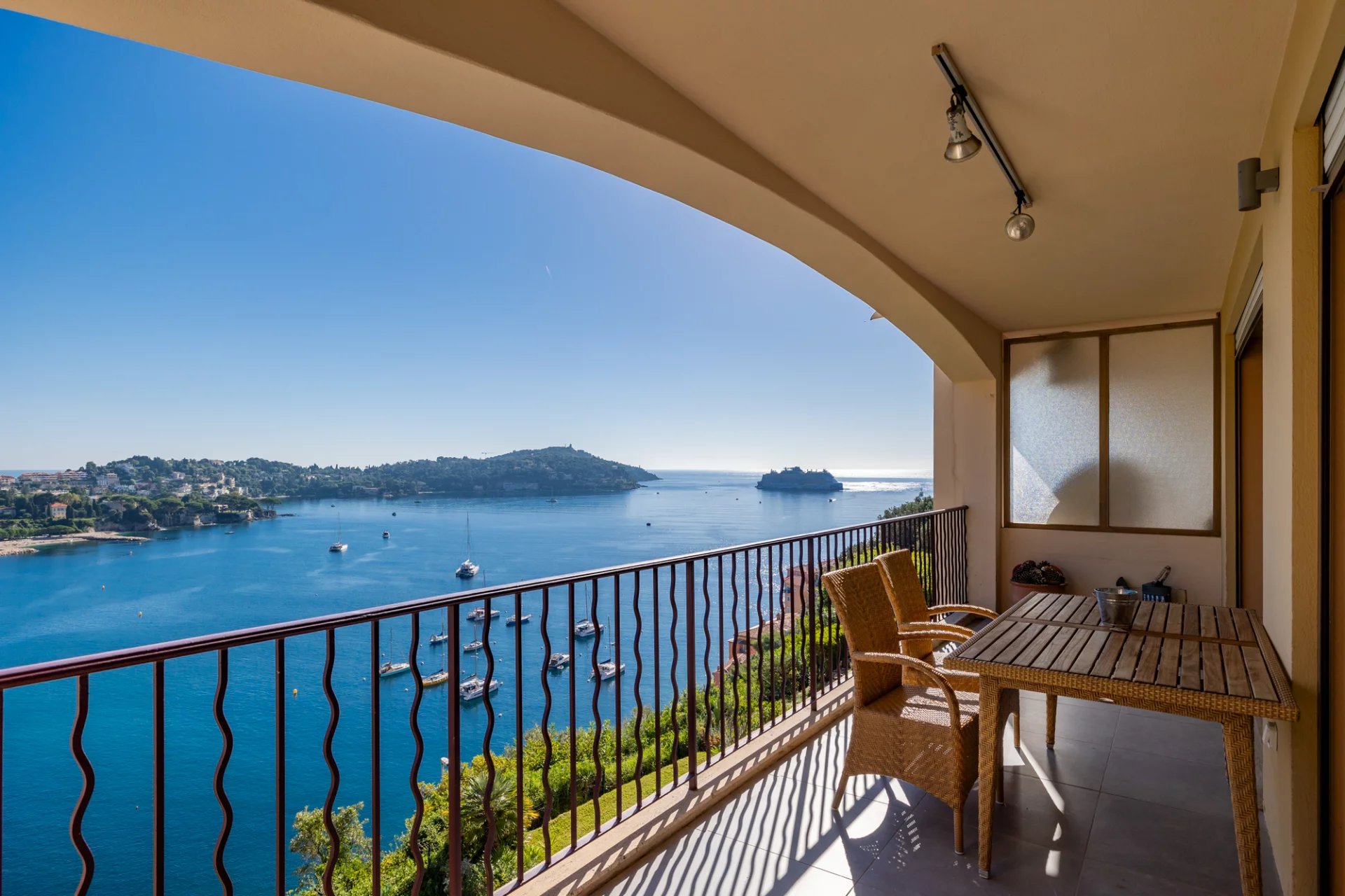 APARTMENT FOR SALE IN VILLEFRANCHE SUR MER - TERRACE AND PANORAMIC SEA VIEW - 3 ROOMS - SWIMMING POOL