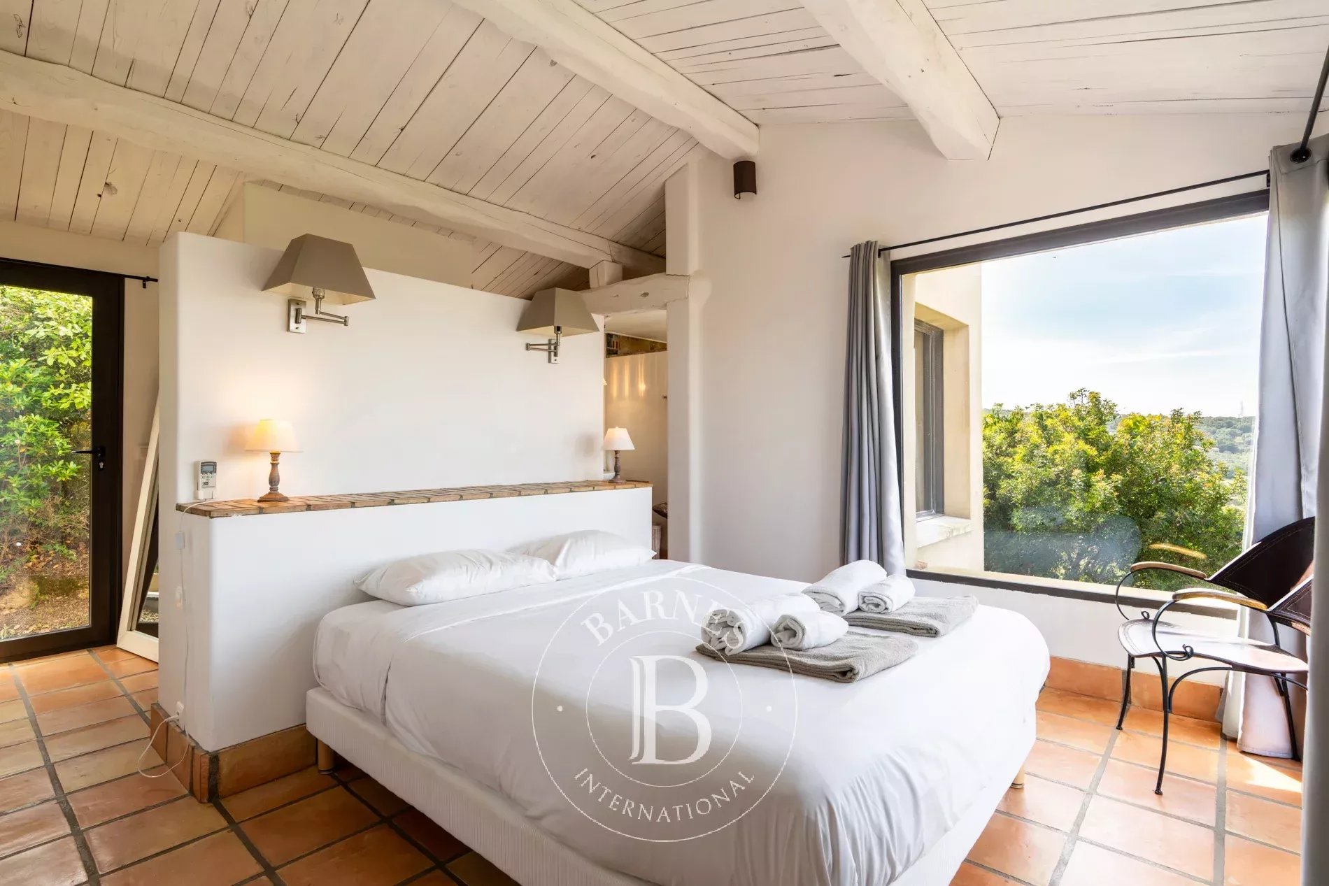 Exclusive listing – Bonifacio. Architect-designed villa in the style of a bergerie, featuring 4 bedrooms, a swimming pool, sea and mountain views, and close proximity to the beach. - picture 17 title=
