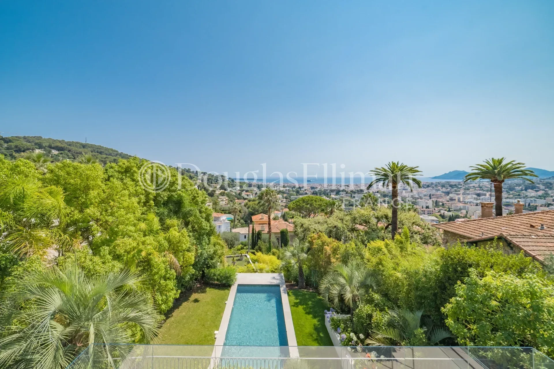 CANNES  – Hôtel particulier rénové avec vue baie de Cannes - Image nᵒ3