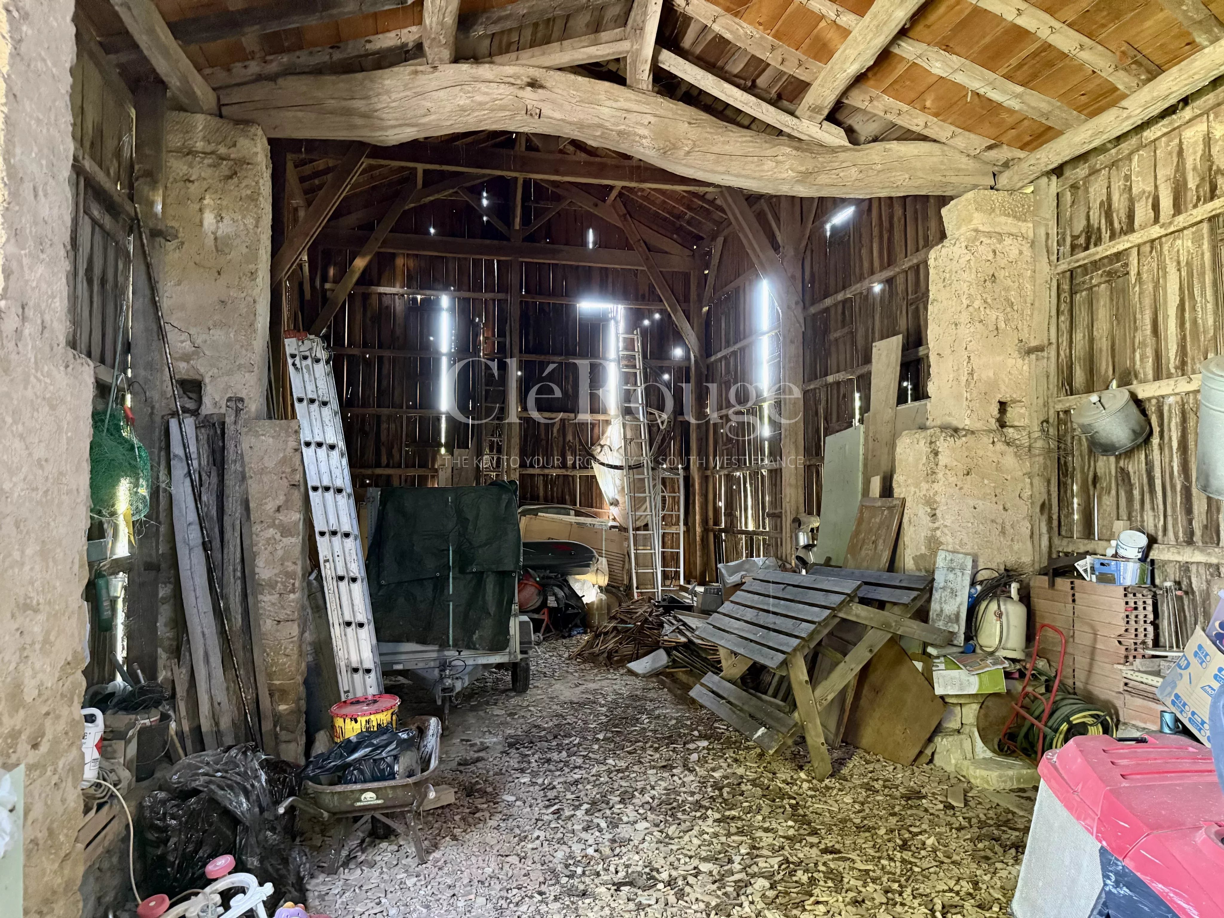 Beautiful property consisting of three houses, barns and swimming pool, just 50 minutes from Bordeaux