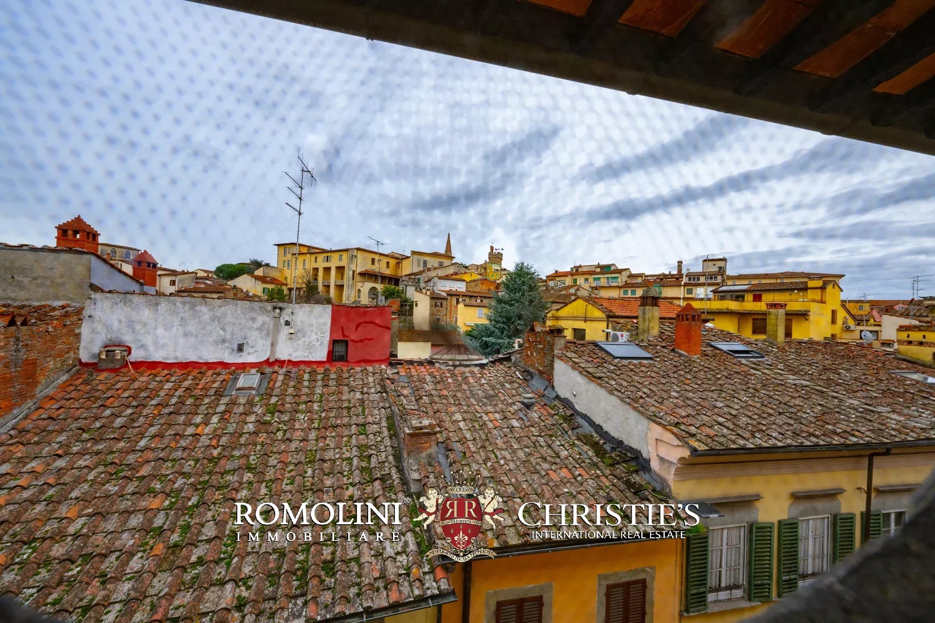 COZY 60-SQM PENTHOUSE FOR SALE IN THE HISTORICAL CENTER OF AREZZO