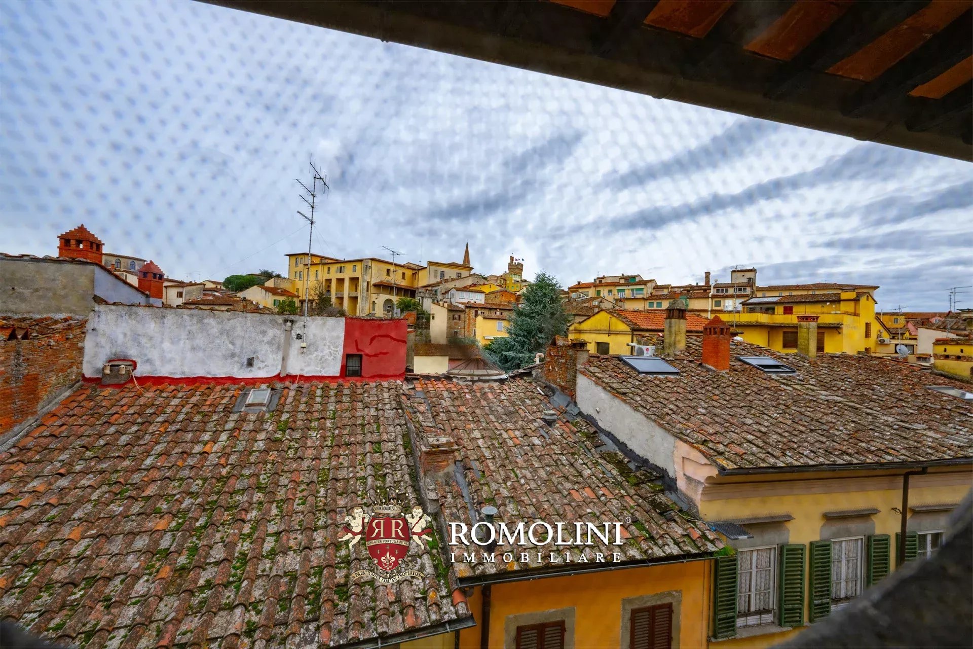 COZY 60-SQM PENTHOUSE FOR SALE IN THE HISTORICAL CENTER OF AREZZO