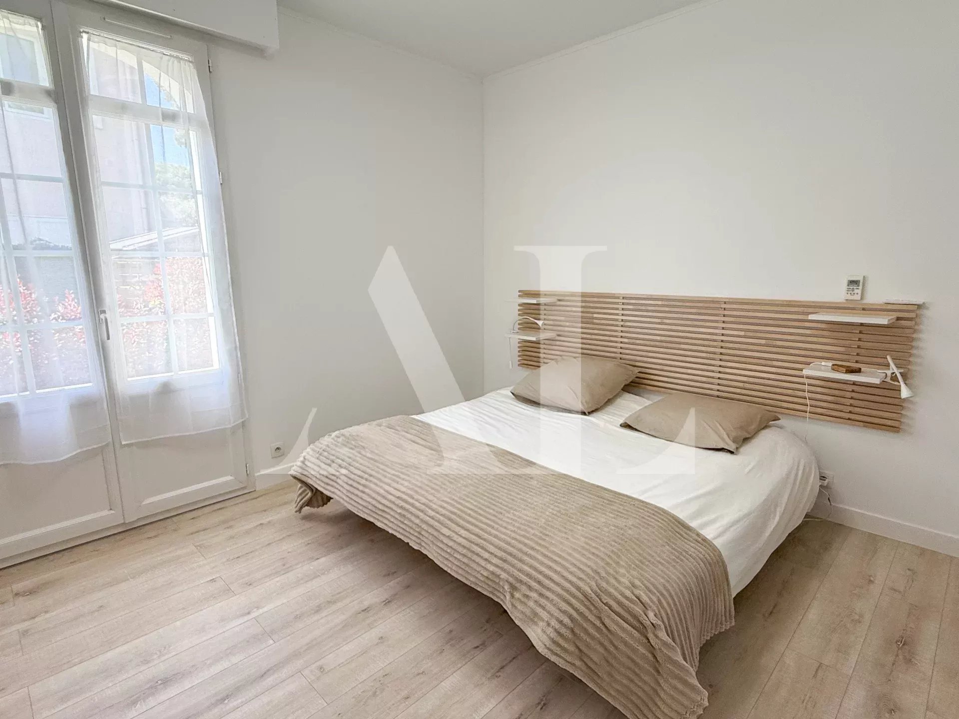 ANTIBES OUEST - VILLA AVEC PISCINE PROCHE MER À PIED