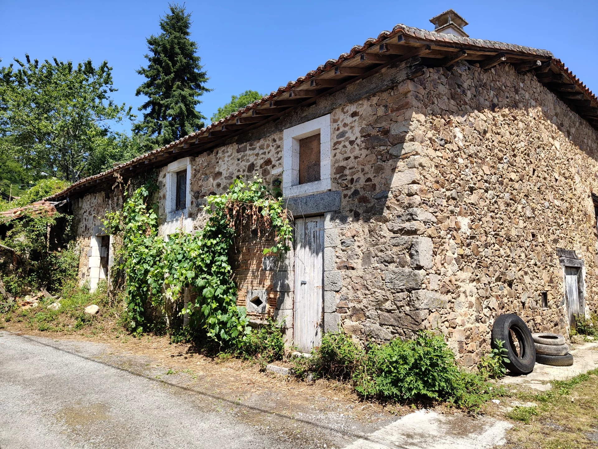 Bâtisse en pierre à restaurer