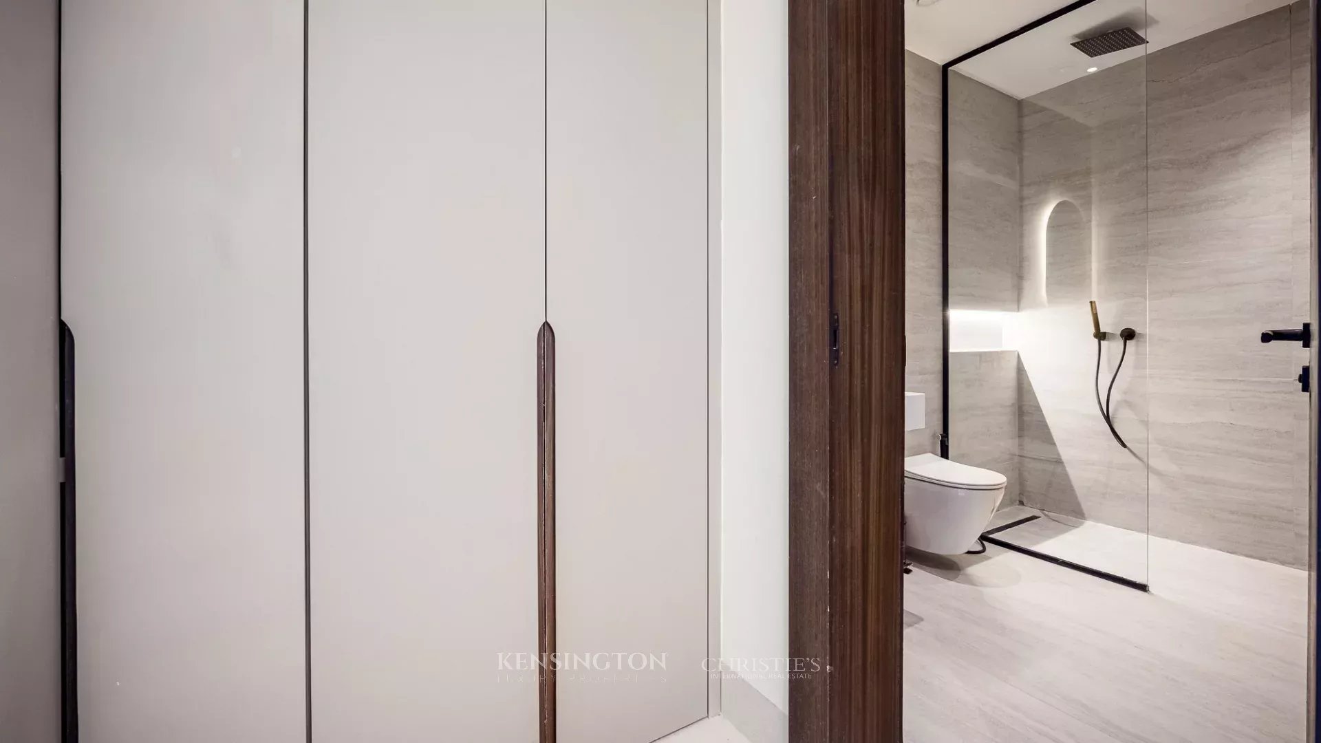 6 Bedroom Villa/Townhouse's Image 28