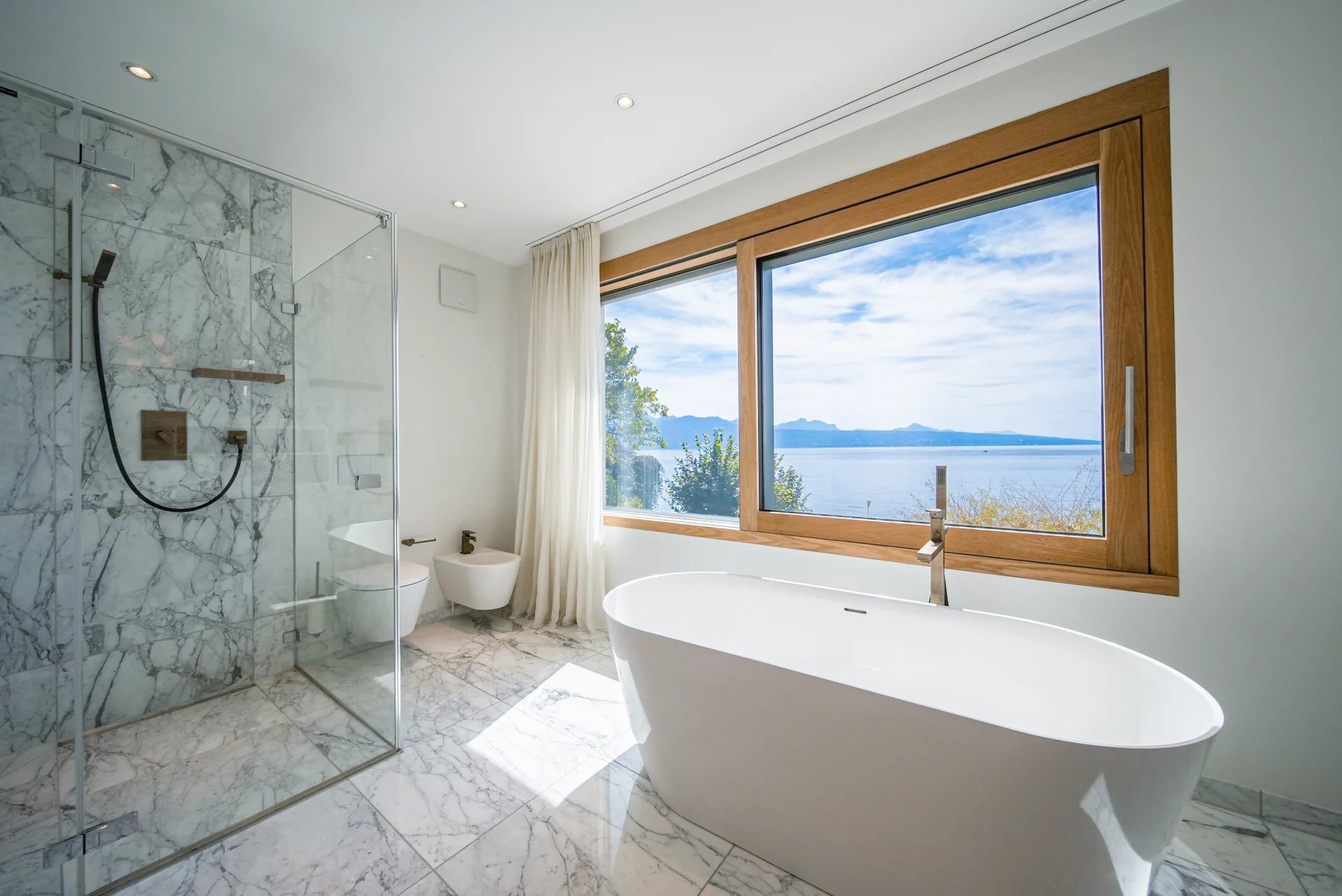 Villa d'exception en première ligne du lac !