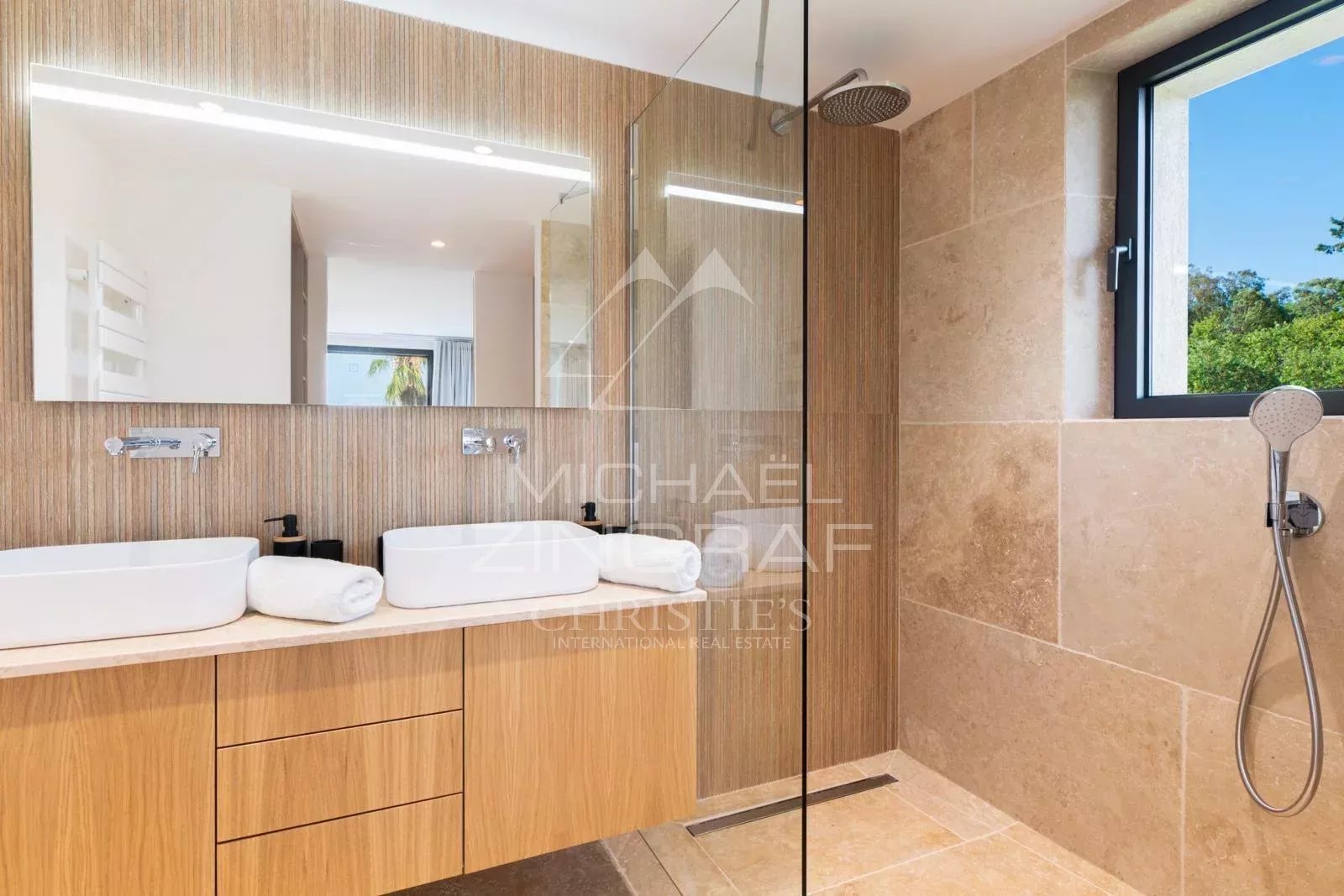 5 Bedroom Villa/Townhouse's Image 9