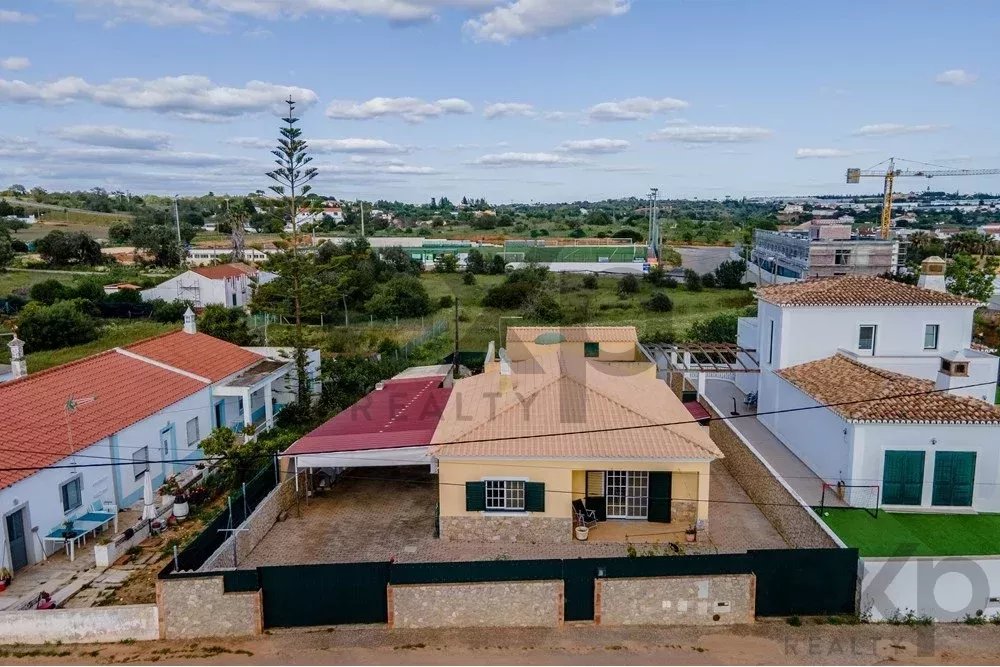 "Detached 3 bedroom house with garden, covered parking, countryside views, close to the N125 and shops."