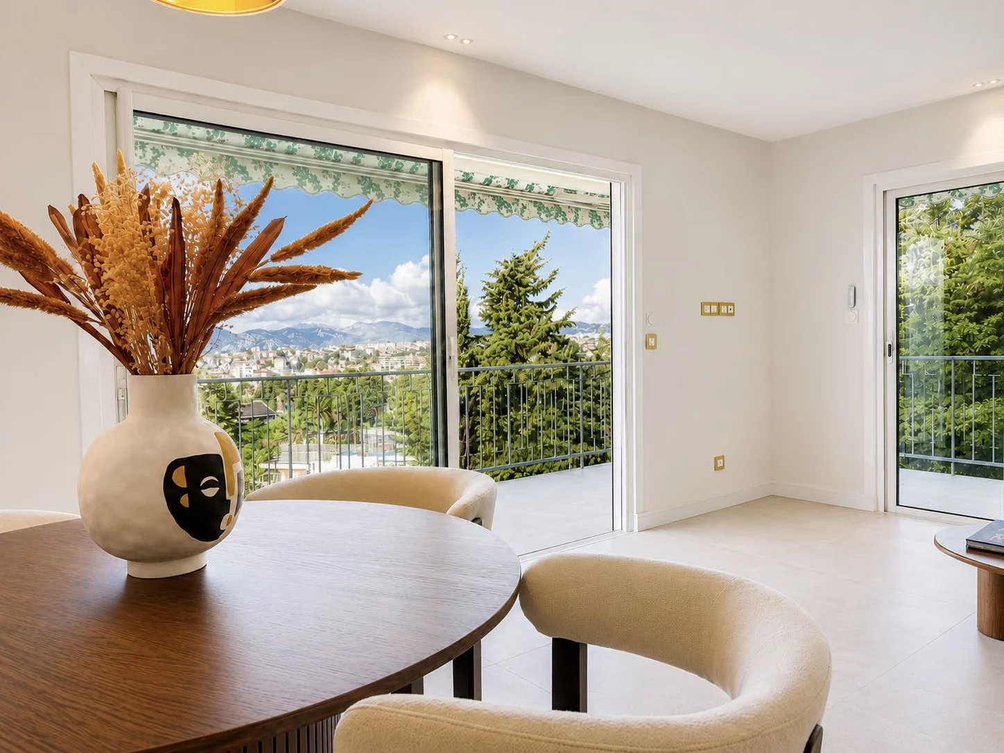 Magnificent 3-room Sea View Fully Renovated Oxford