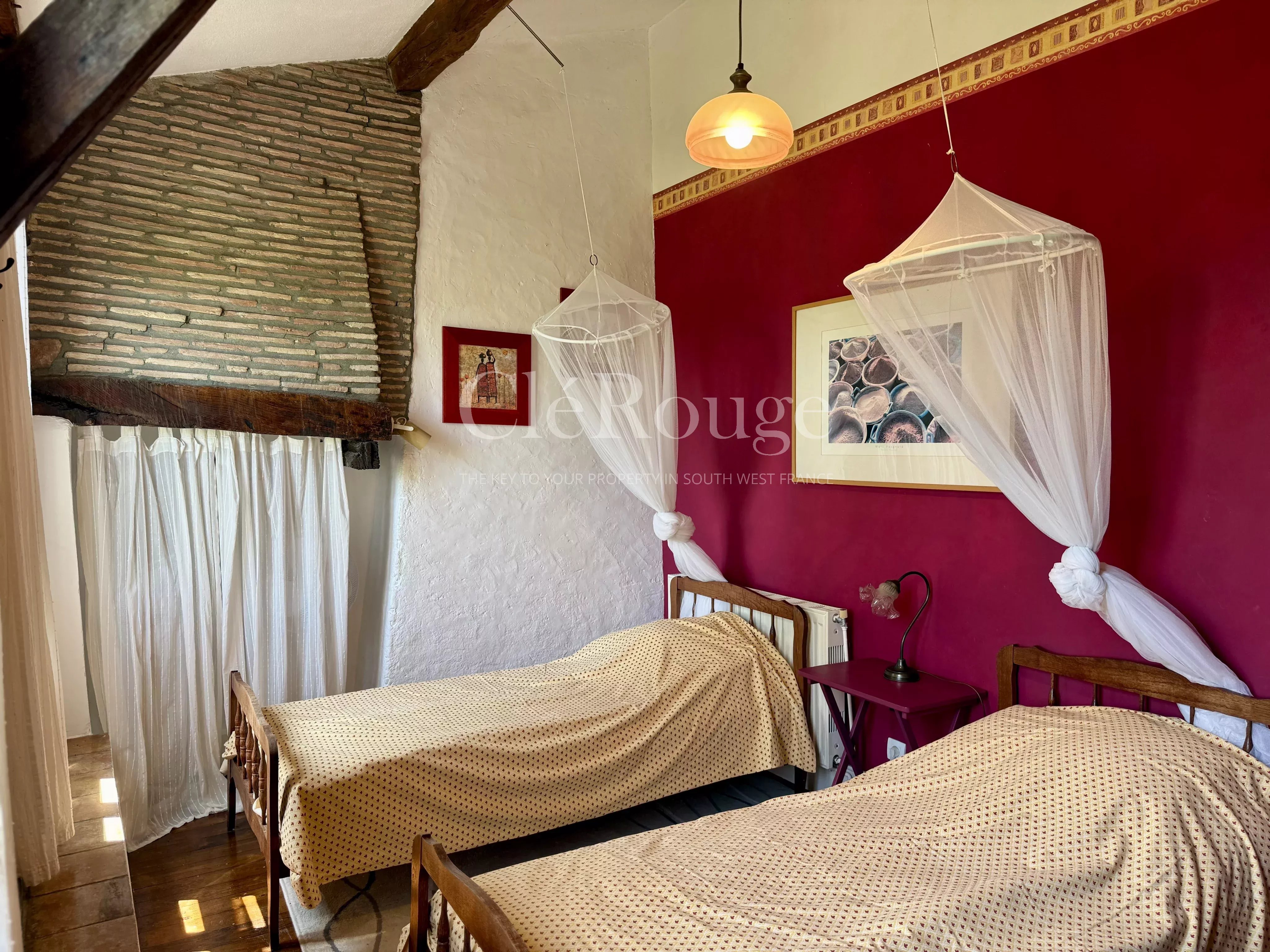 Beautiful property consisting of three houses, barns and swimming pool, just 50 minutes from Bordeaux