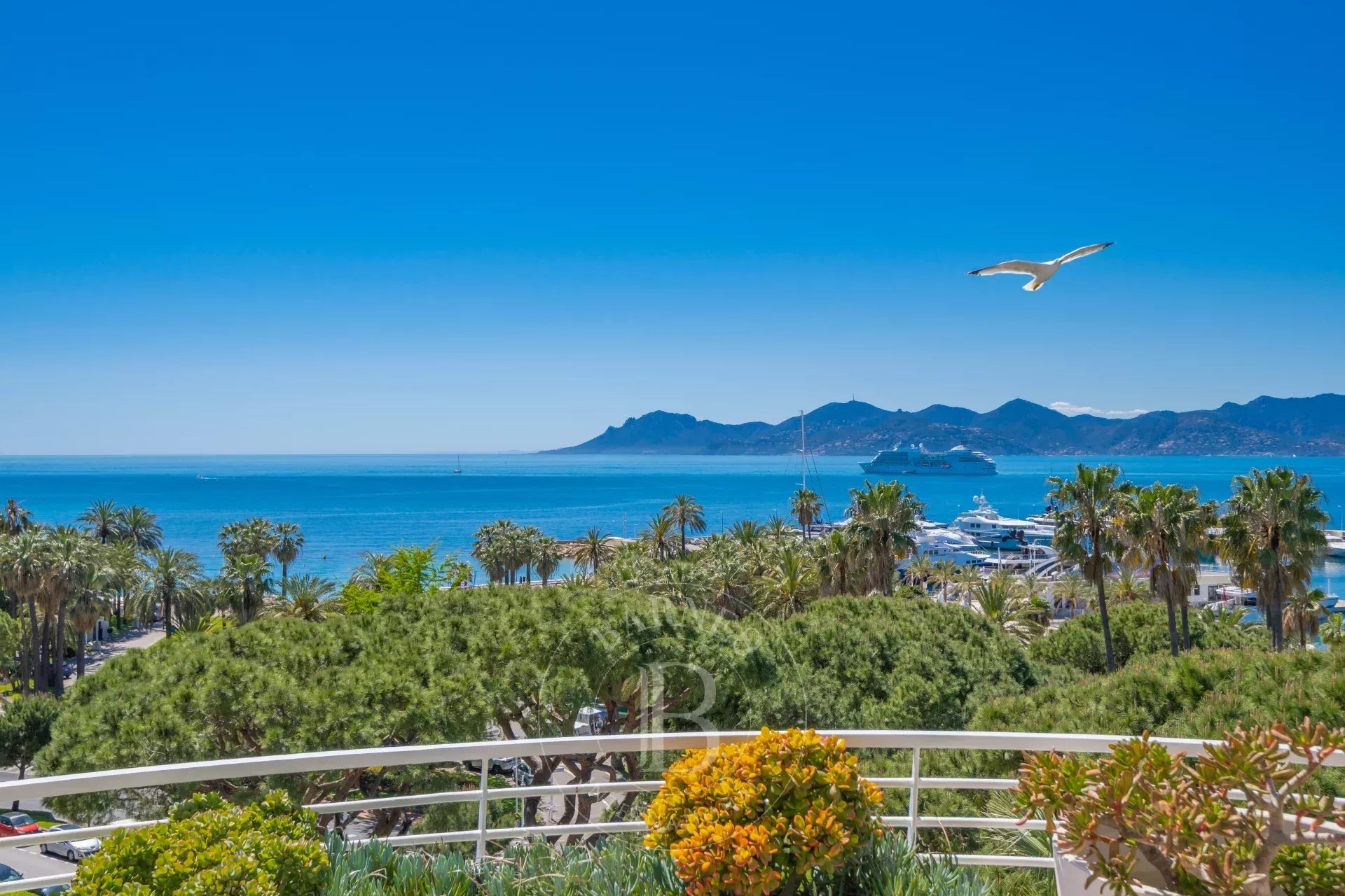 CO-EXCLUSIVITY - CANNES CROISETTE - 6-ROOM APARTMENT - MODERN - PANORAMIC SEA VIEW - picture 6