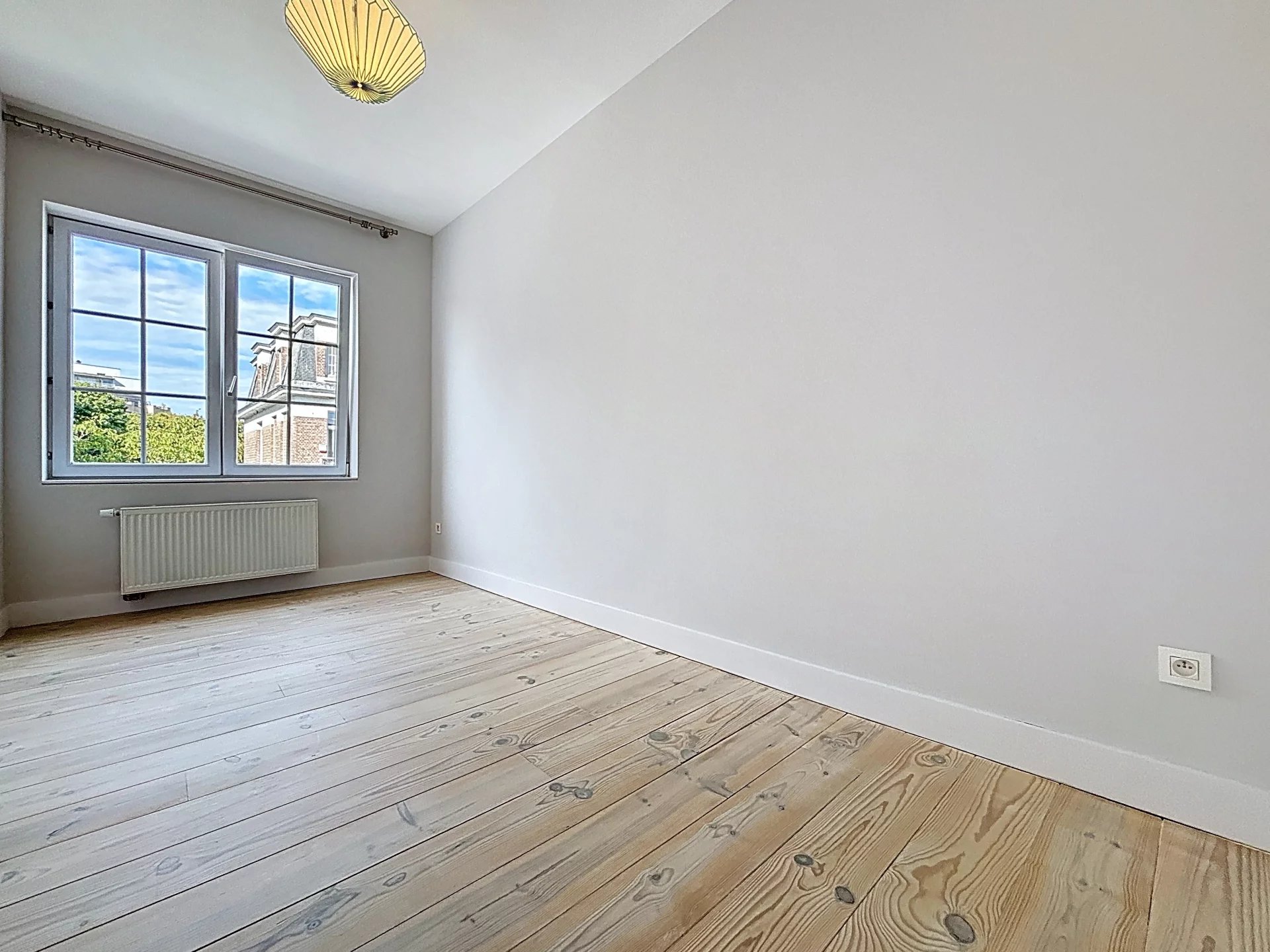 Appartement de caractère rénové de 125 m2 deux chambres terrasse