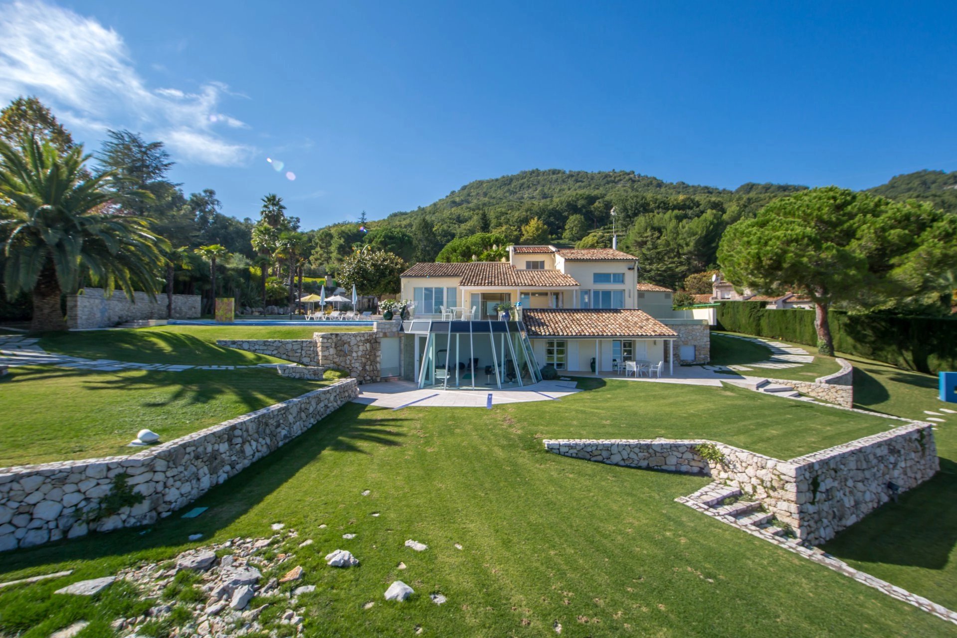 Villa moderne avec vue mer et montagnes