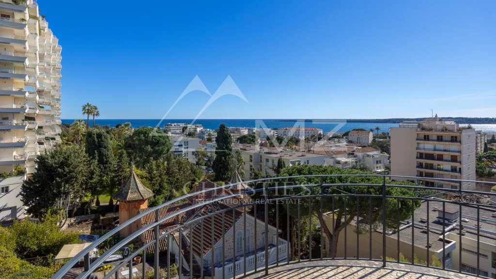 Apartment for sale in Cannes — Basse Californie magnificent sea view for this top floor