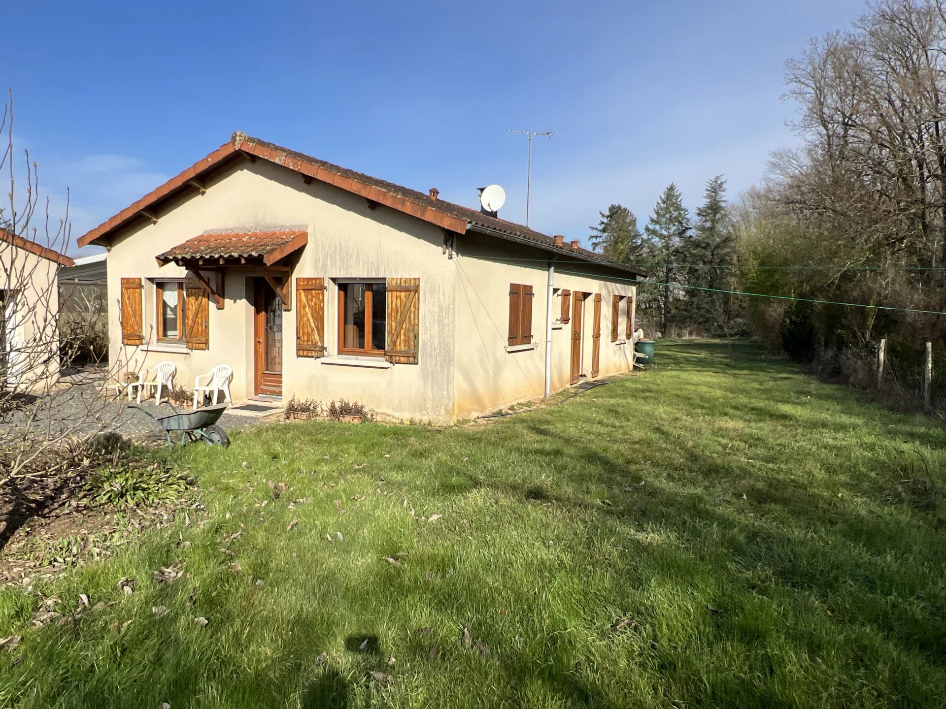 Wonderful riverside bungalow, the perfect location