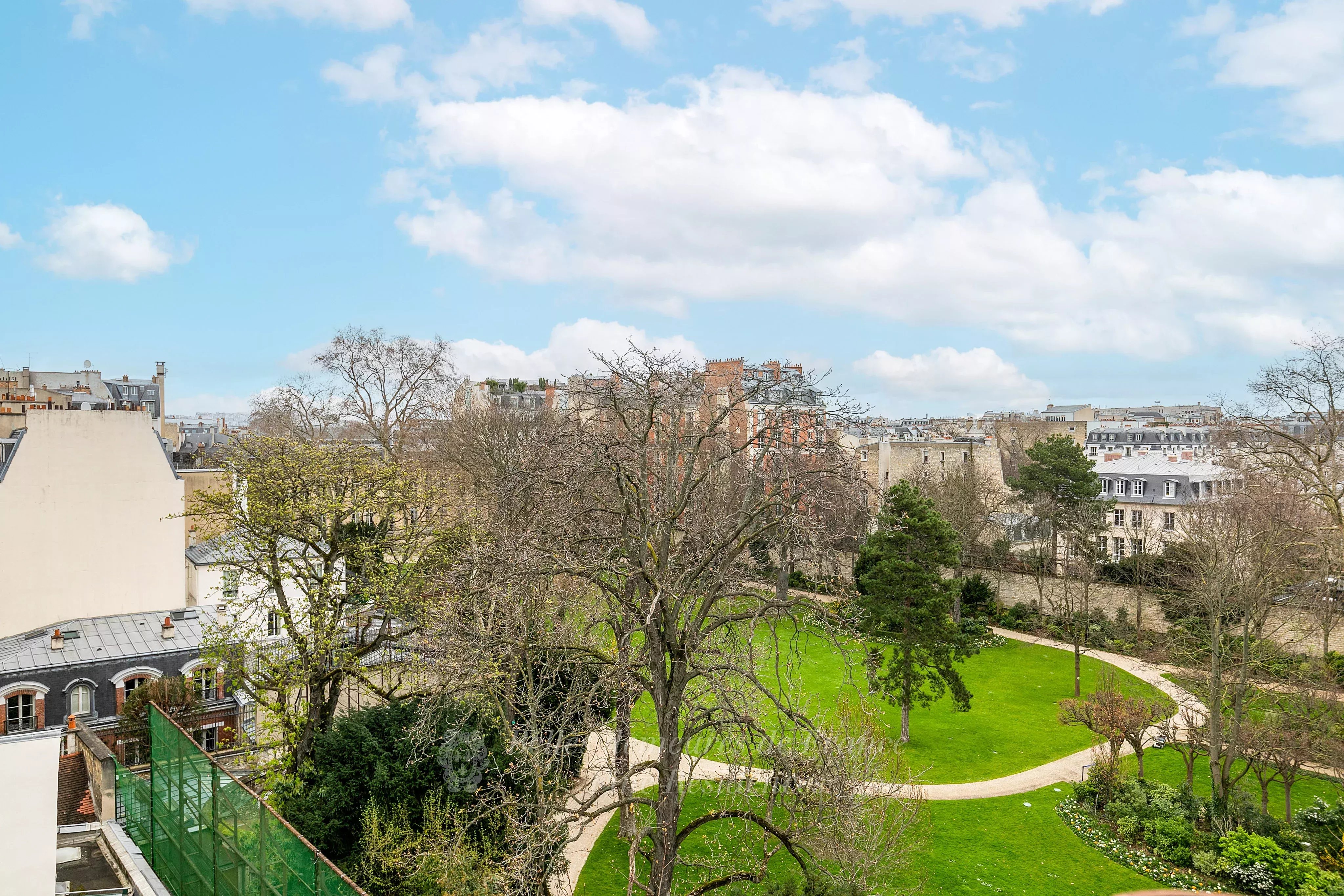 Paris VIIe - Dernier étage sur les jardins de l'Hôtel Matignon