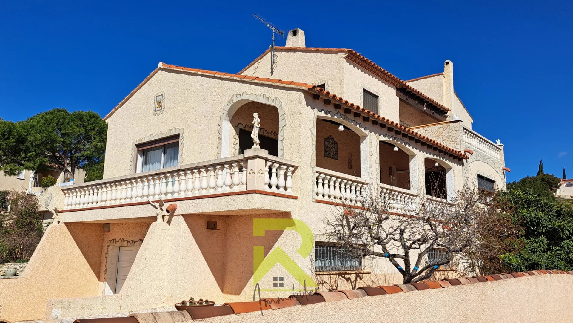 Villa 248 m2 vue panoramique étang, piscine, garage   Narbon