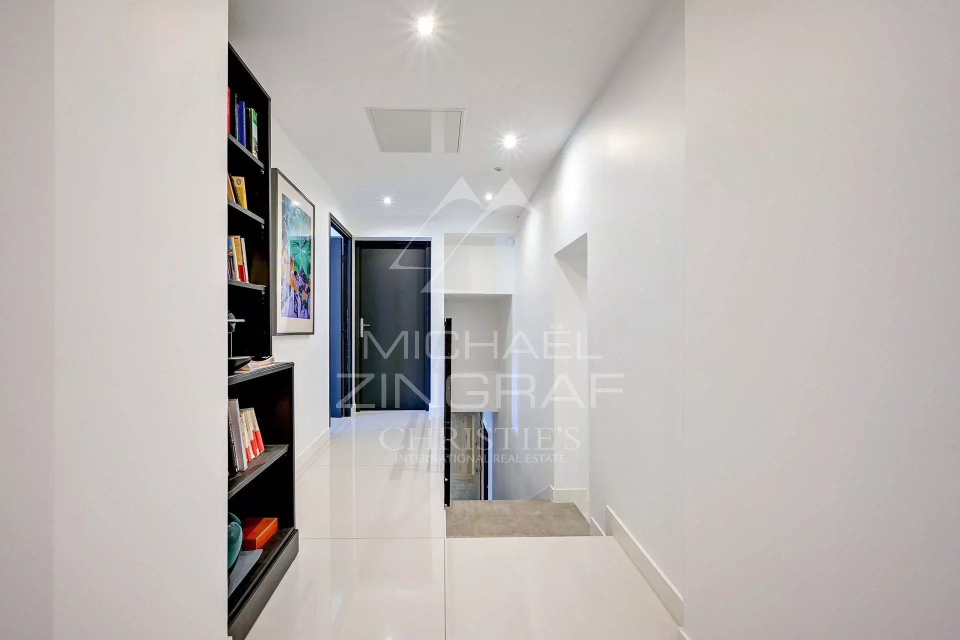 8 Bedroom Villa/Townhouse's Image 8
